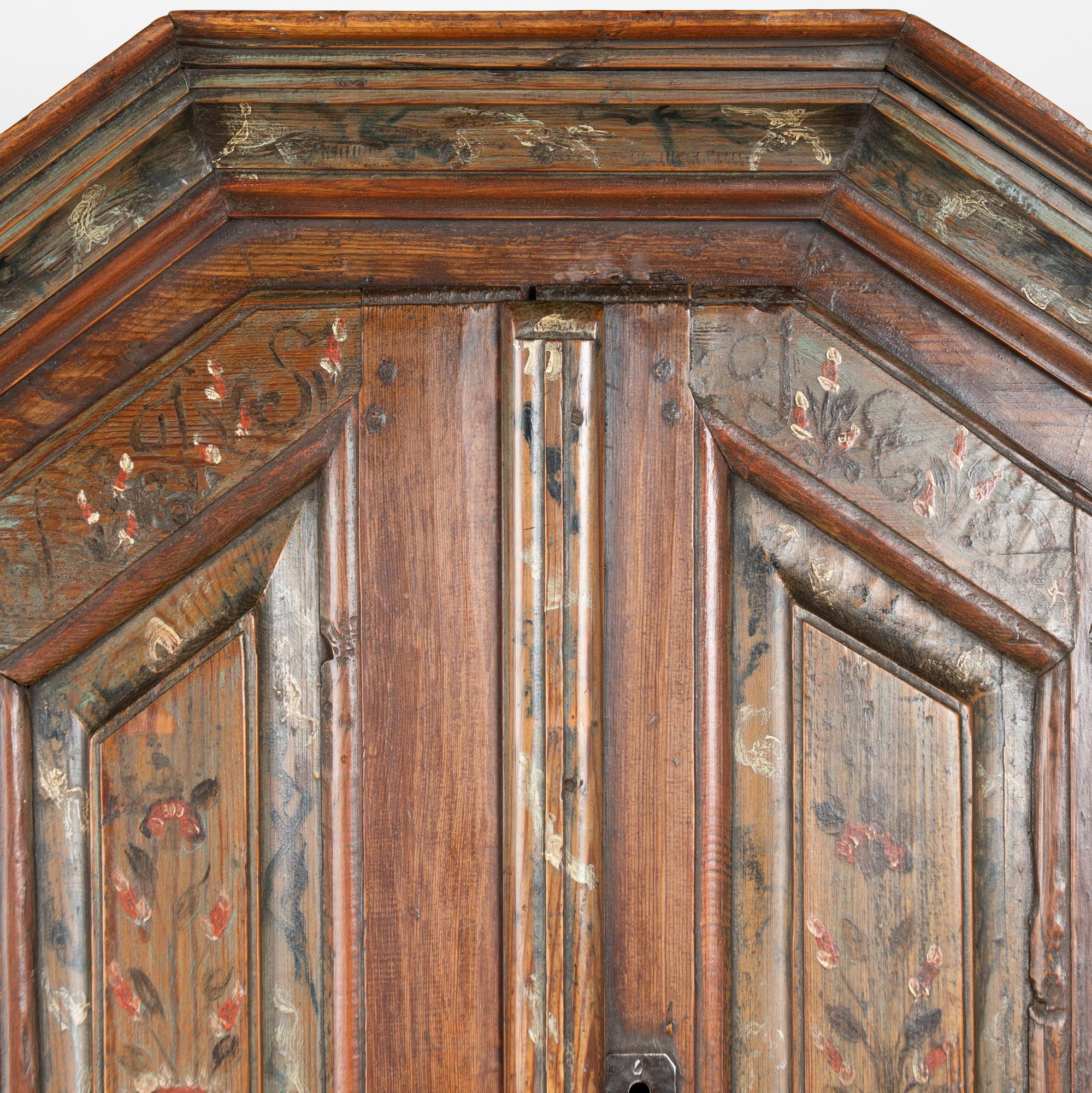 Armoire suédoise en pin peint du début du 19e siècle Bon état - En vente à Round Top, TX