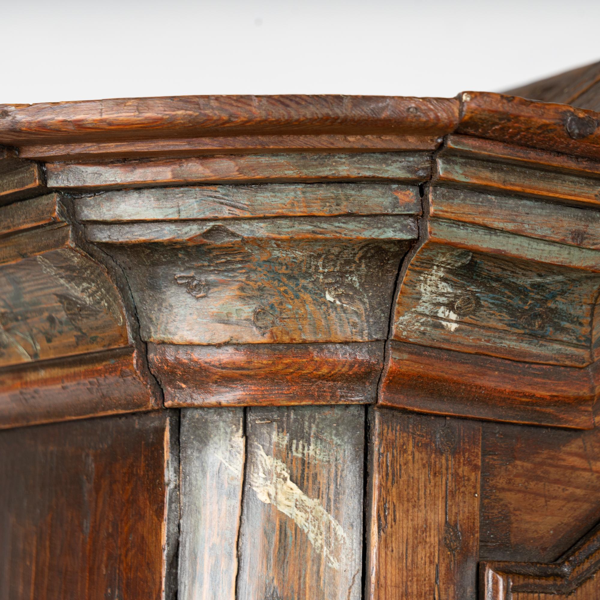 Pin Armoire suédoise en pin peint du début du 19e siècle en vente