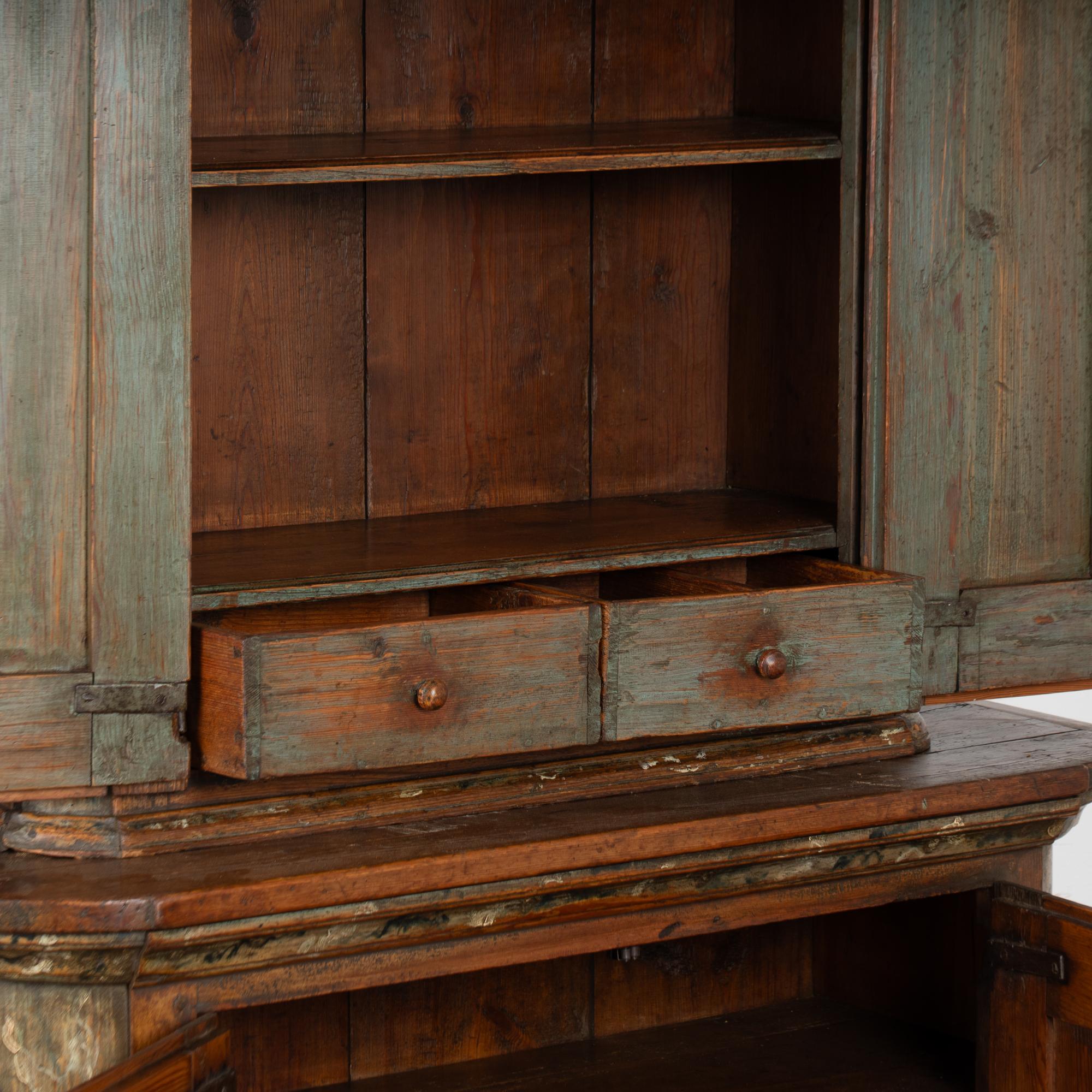 Armoire suédoise en pin peint du début du 19e siècle en vente 1