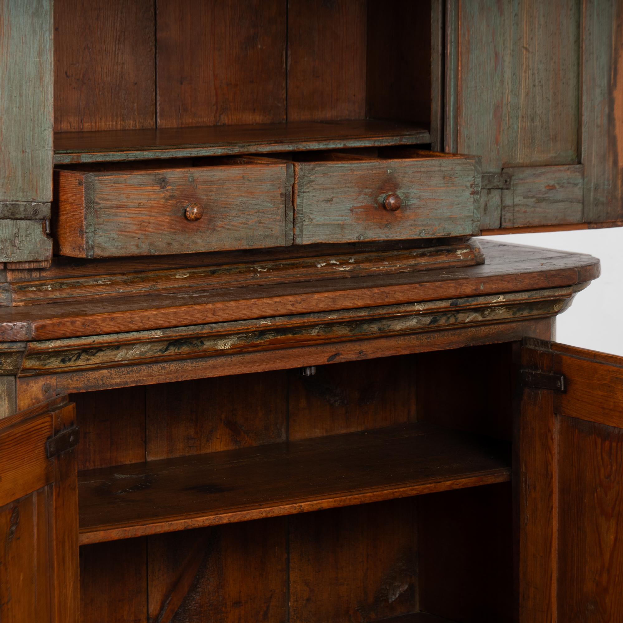 Armoire suédoise en pin peint du début du 19e siècle en vente 2