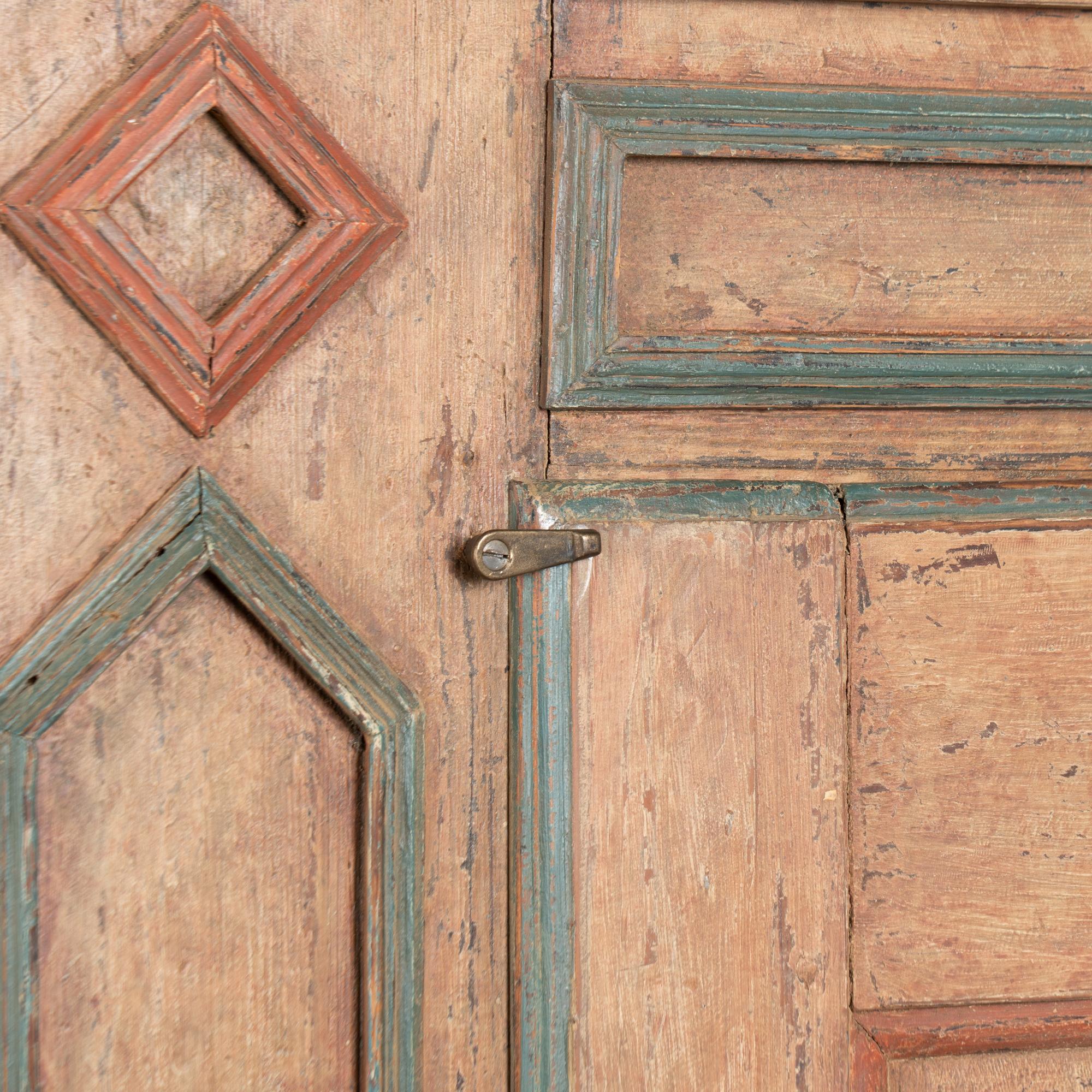 Armario de una puerta de pino sueco pintado original de principios del siglo XIX en venta 4