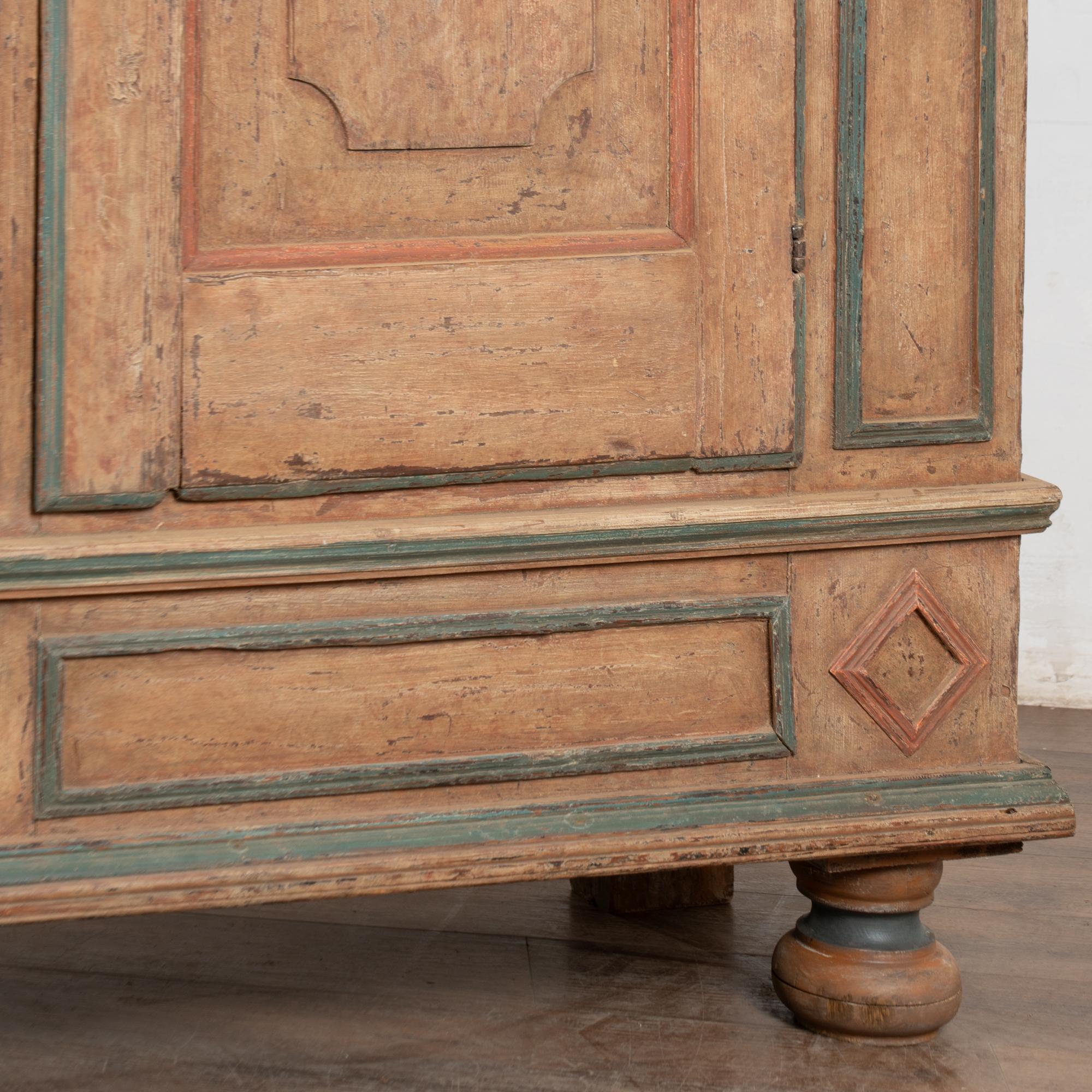 Armario de una puerta de pino sueco pintado original de principios del siglo XIX en venta 7