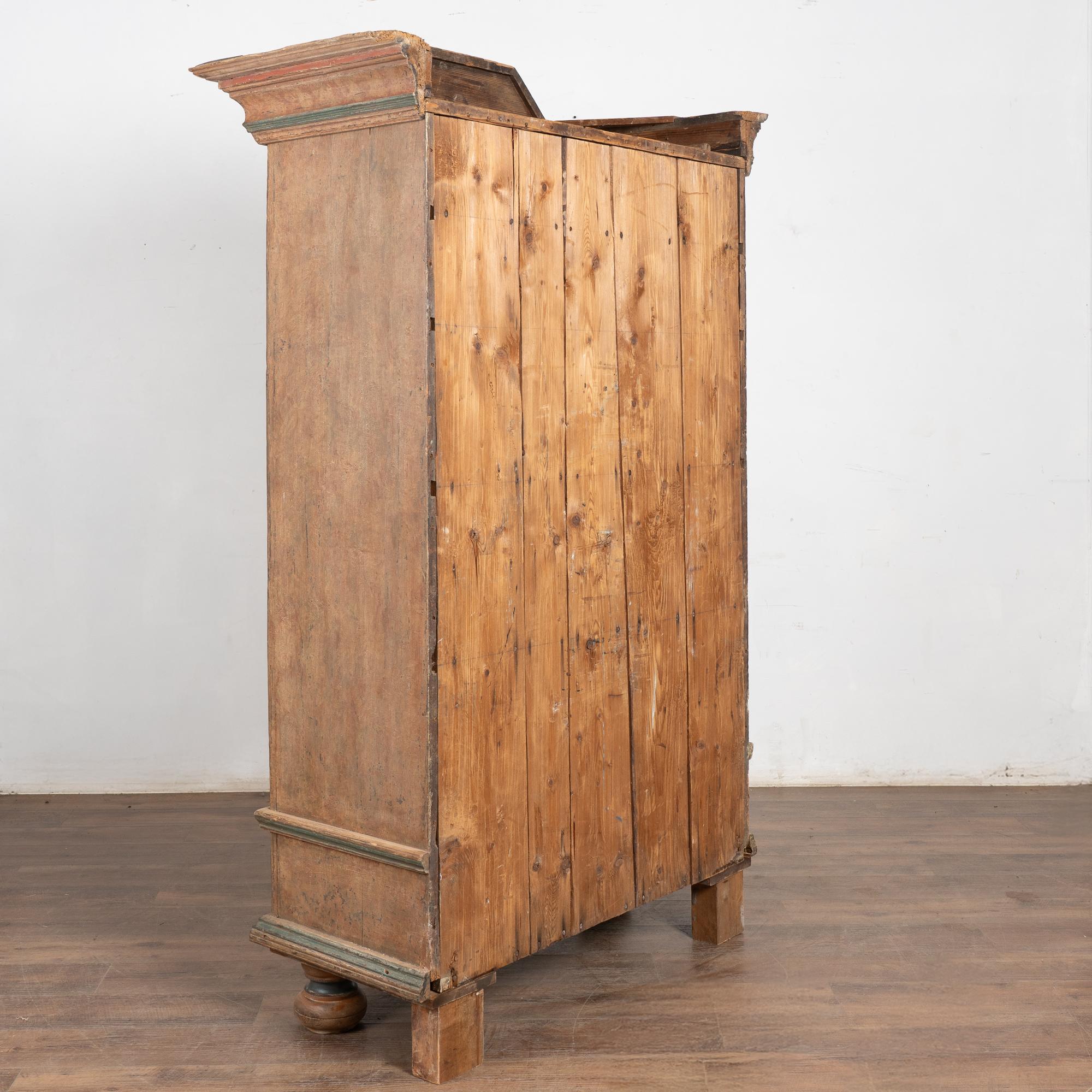 Armario de una puerta de pino sueco pintado original de principios del siglo XIX en venta 9