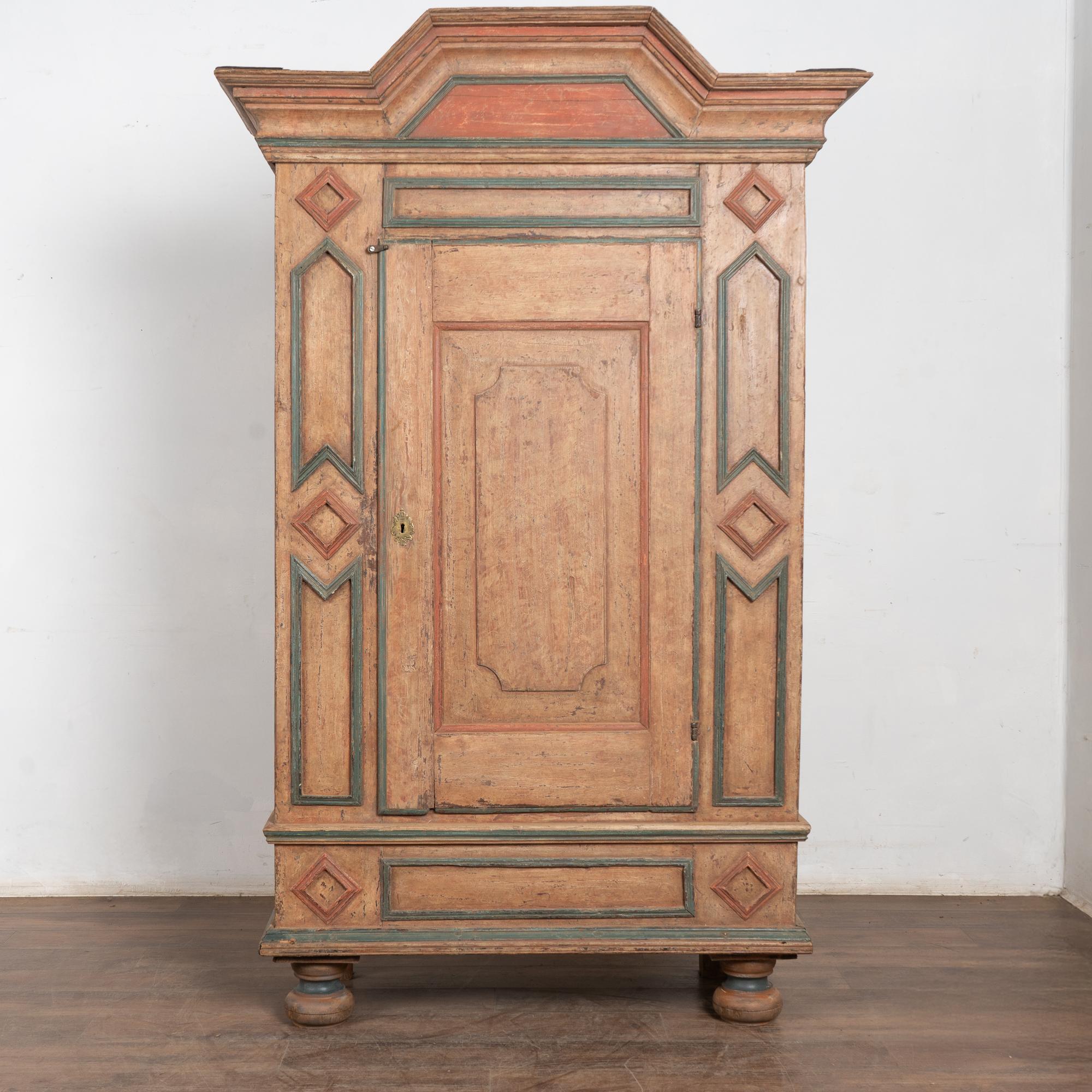 Armario de una puerta de pino sueco pintado original de principios del siglo XIX Sueco en venta