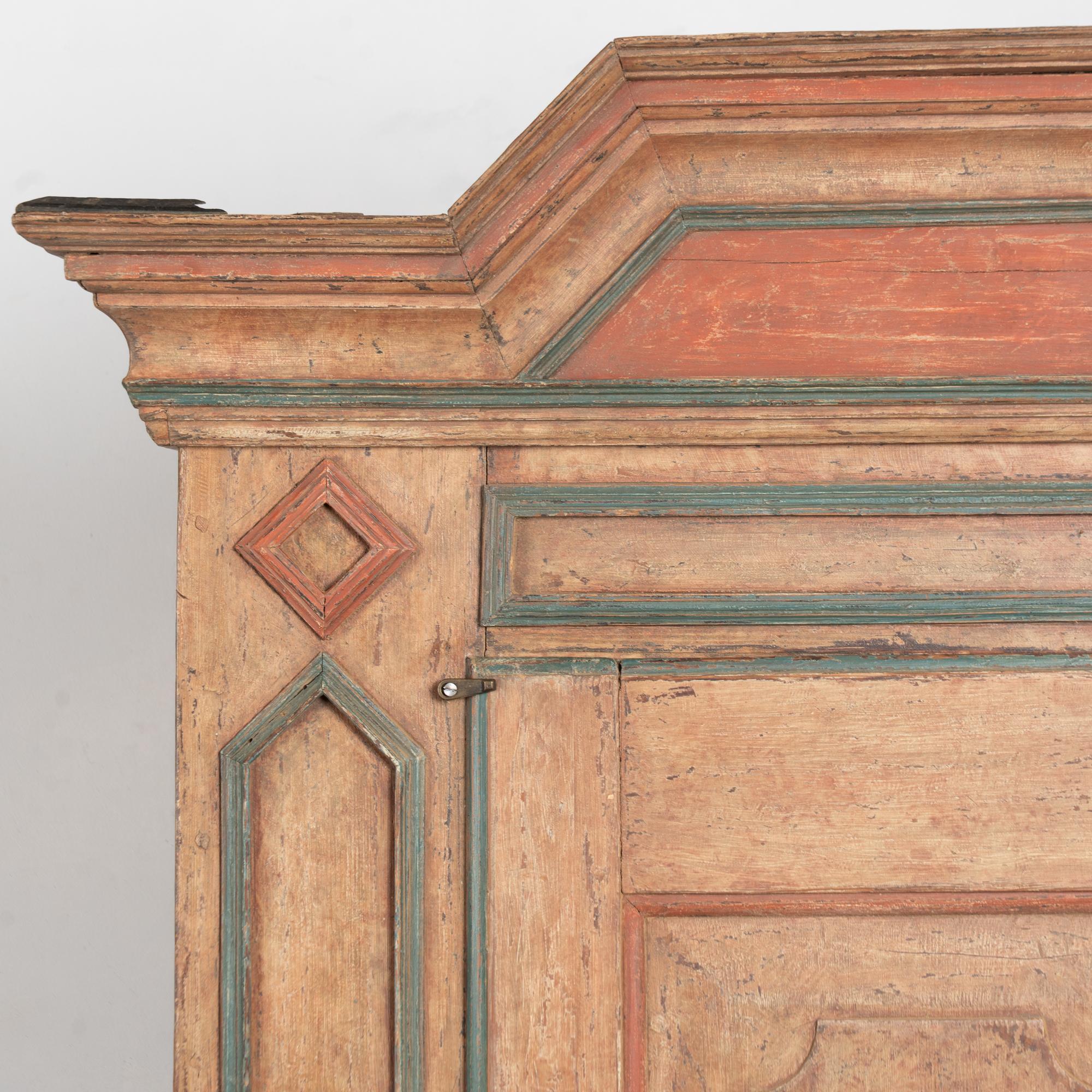 Armario de una puerta de pino sueco pintado original de principios del siglo XIX en Bueno estado para la venta en Round Top, TX