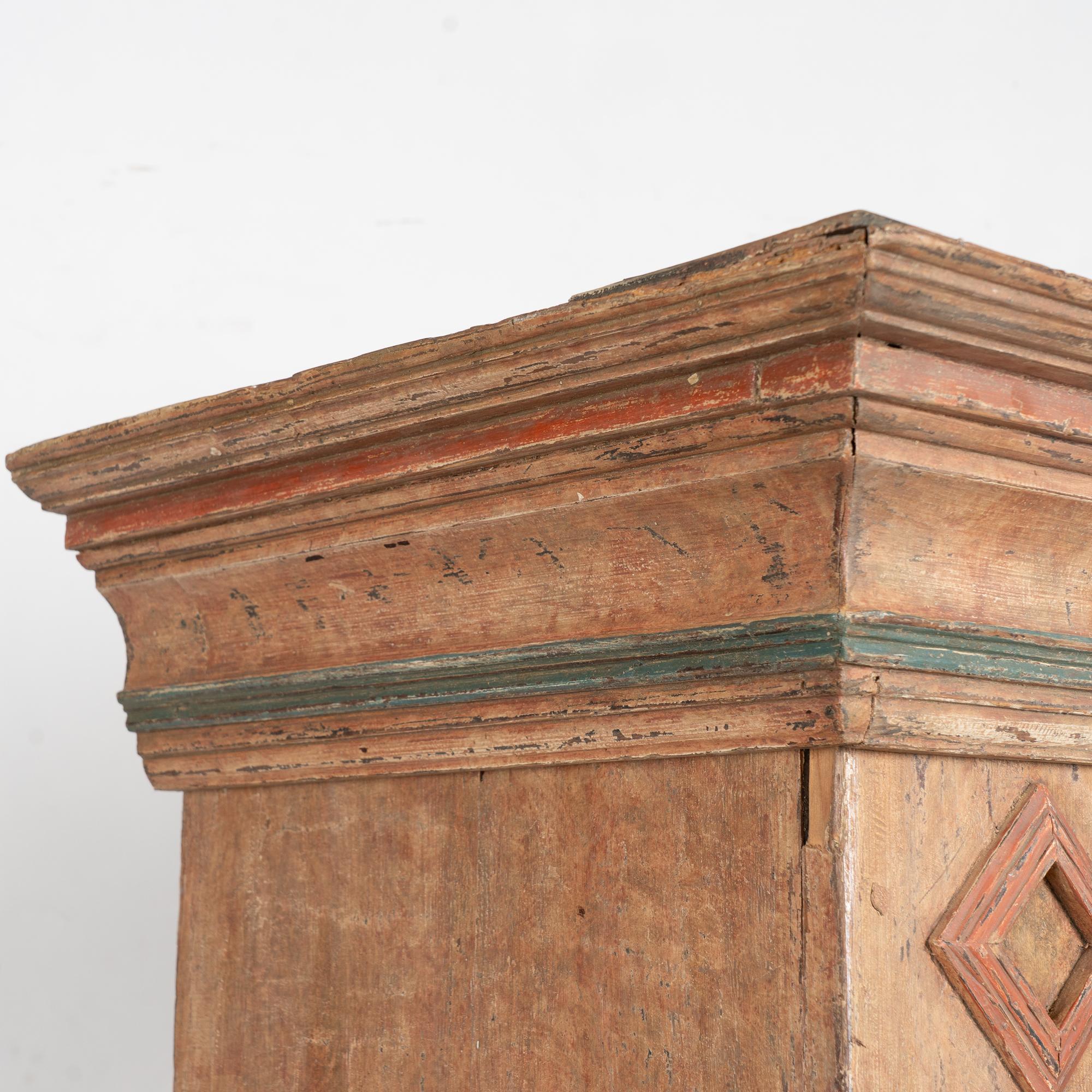 Armario de una puerta de pino sueco pintado original de principios del siglo XIX en venta 1