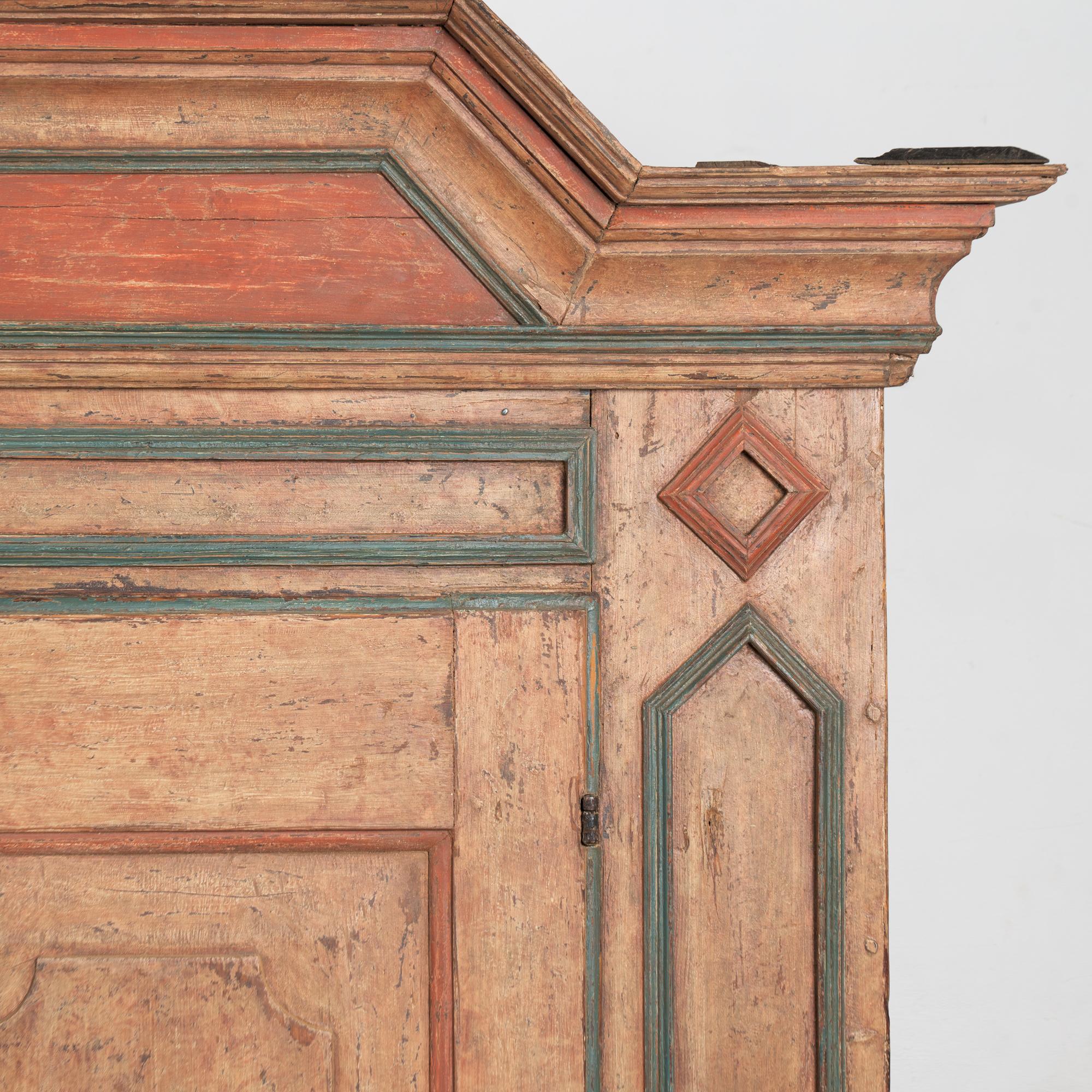Armario de una puerta de pino sueco pintado original de principios del siglo XIX en venta 3