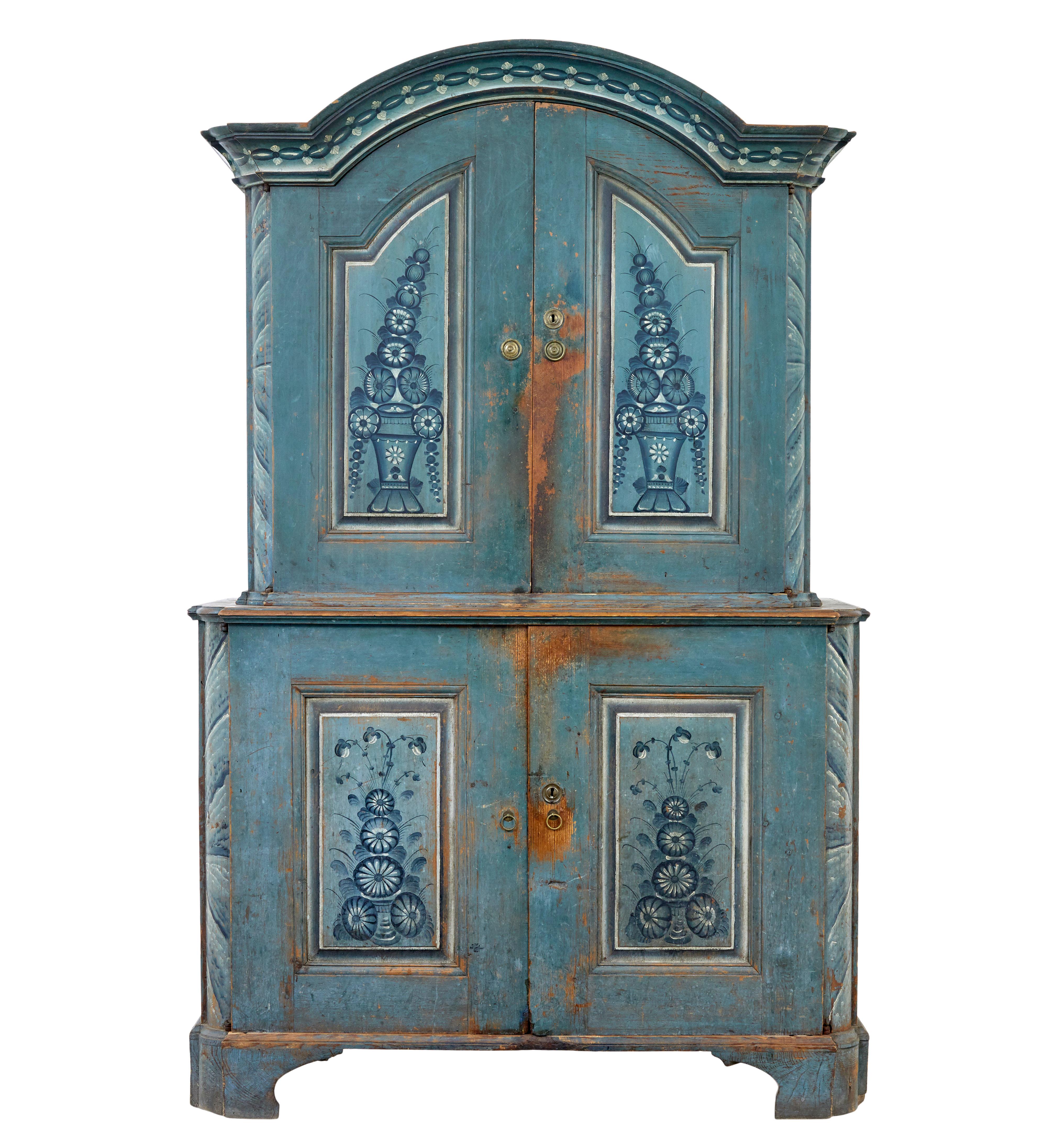 We are pleased to offer this rare piece of traditional furniture circa 1801.

This piece was made and painted in a village called tuna (tuna måleri), close to dalarna and hälsingland.  This type of paint work was only done for a period of around 10