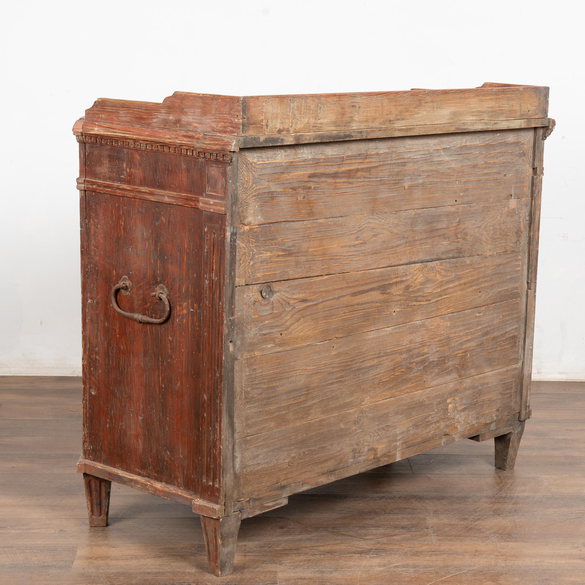 Early 19th Century Original Red Painted Swedish Pine Sideboard Buffet en vente 8