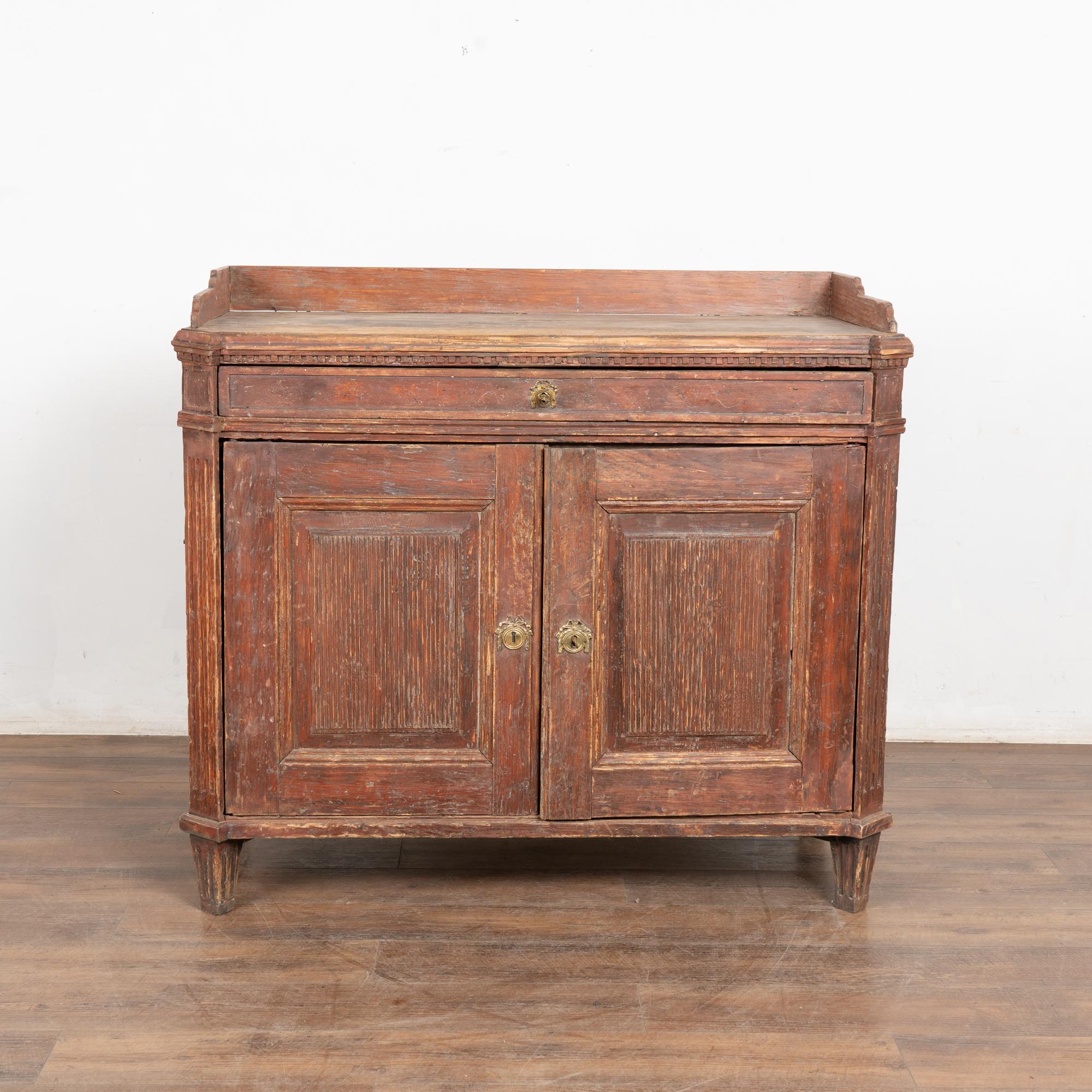 Suédois Early 19th Century Original Red Painted Swedish Pine Sideboard Buffet en vente