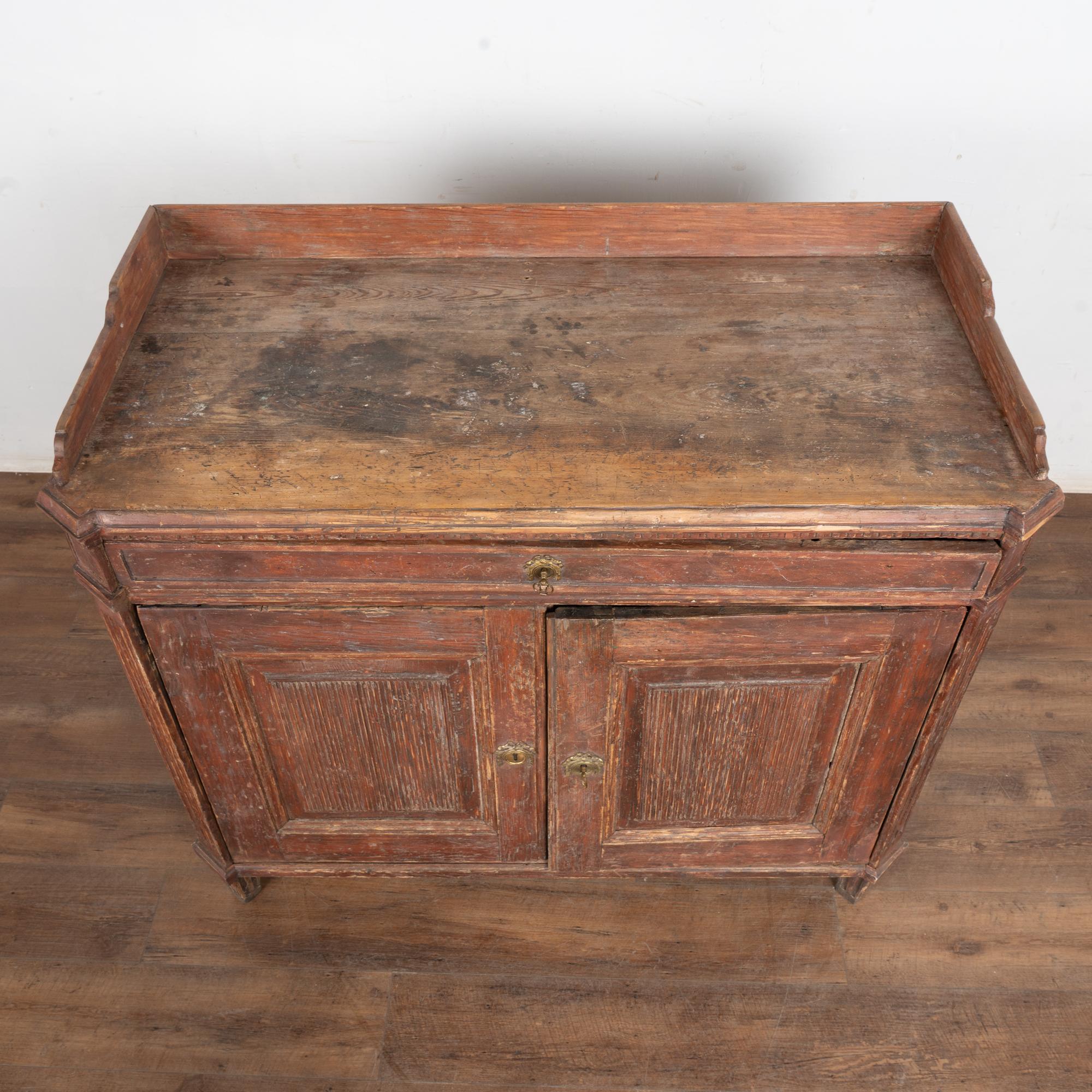 Early 19th Century Original Red Painted Swedish Pine Sideboard Buffet État moyen - En vente à Round Top, TX