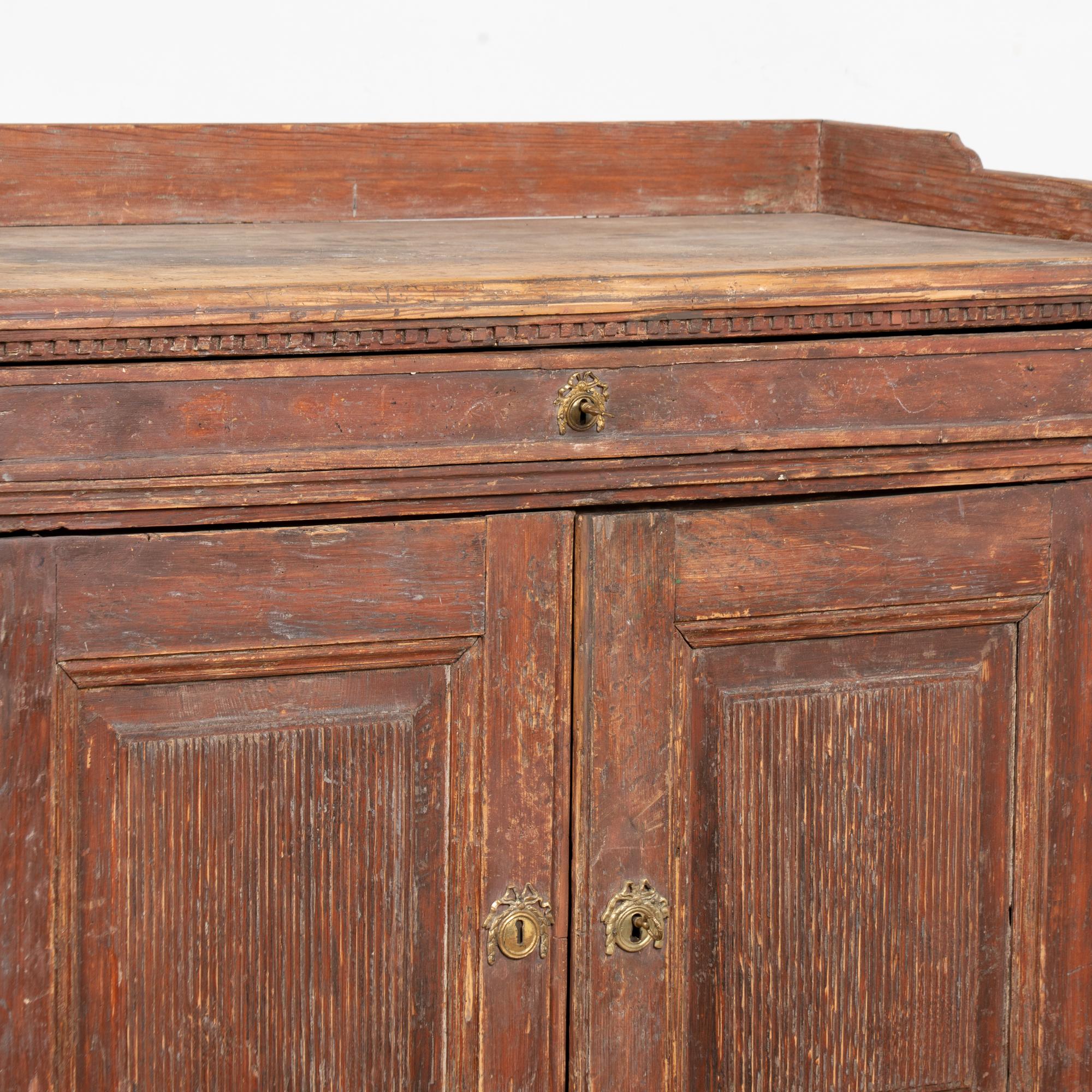 XIXe siècle Early 19th Century Original Red Painted Swedish Pine Sideboard Buffet en vente