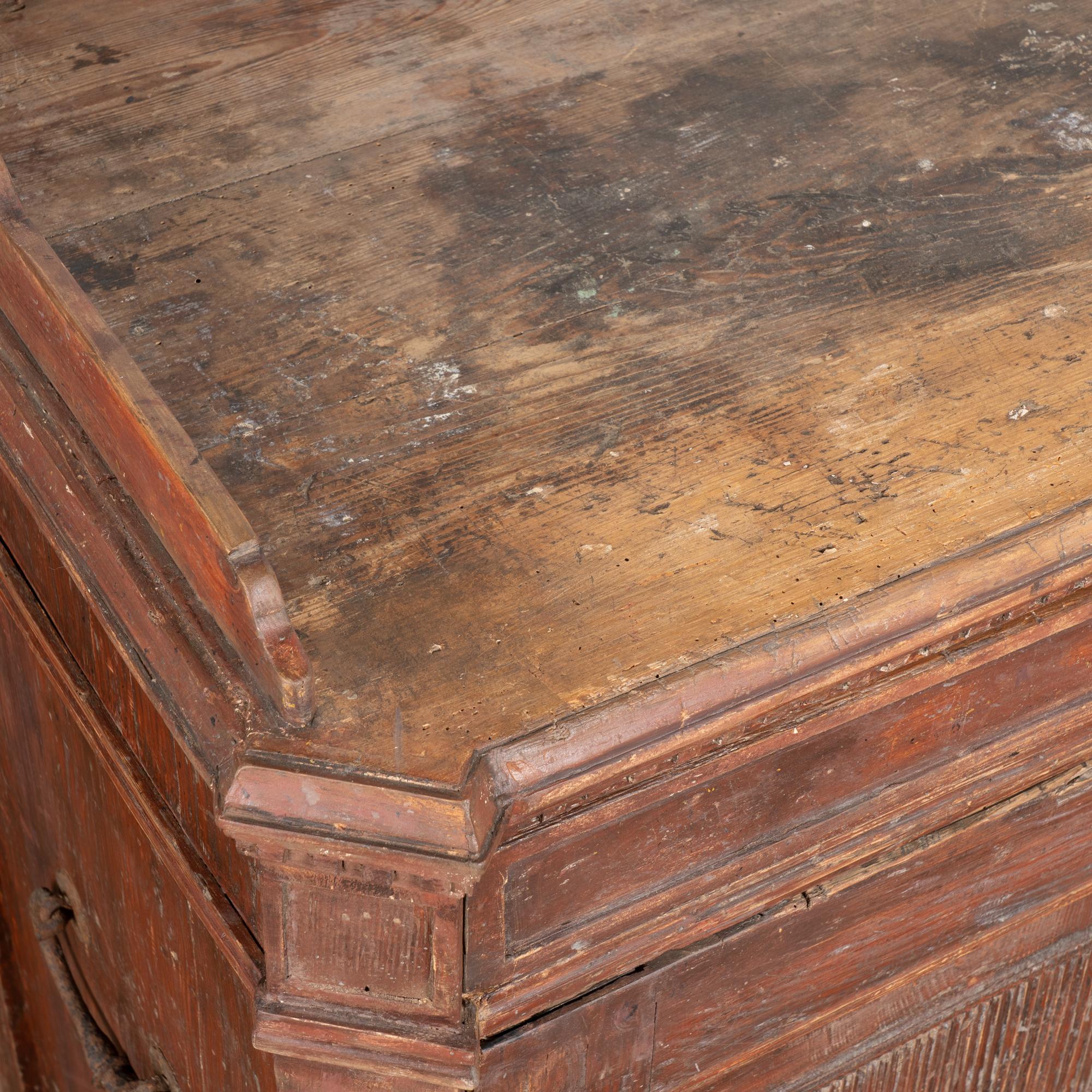 Early 19th Century Original Red Painted Swedish Pine Sideboard Buffet en vente 2