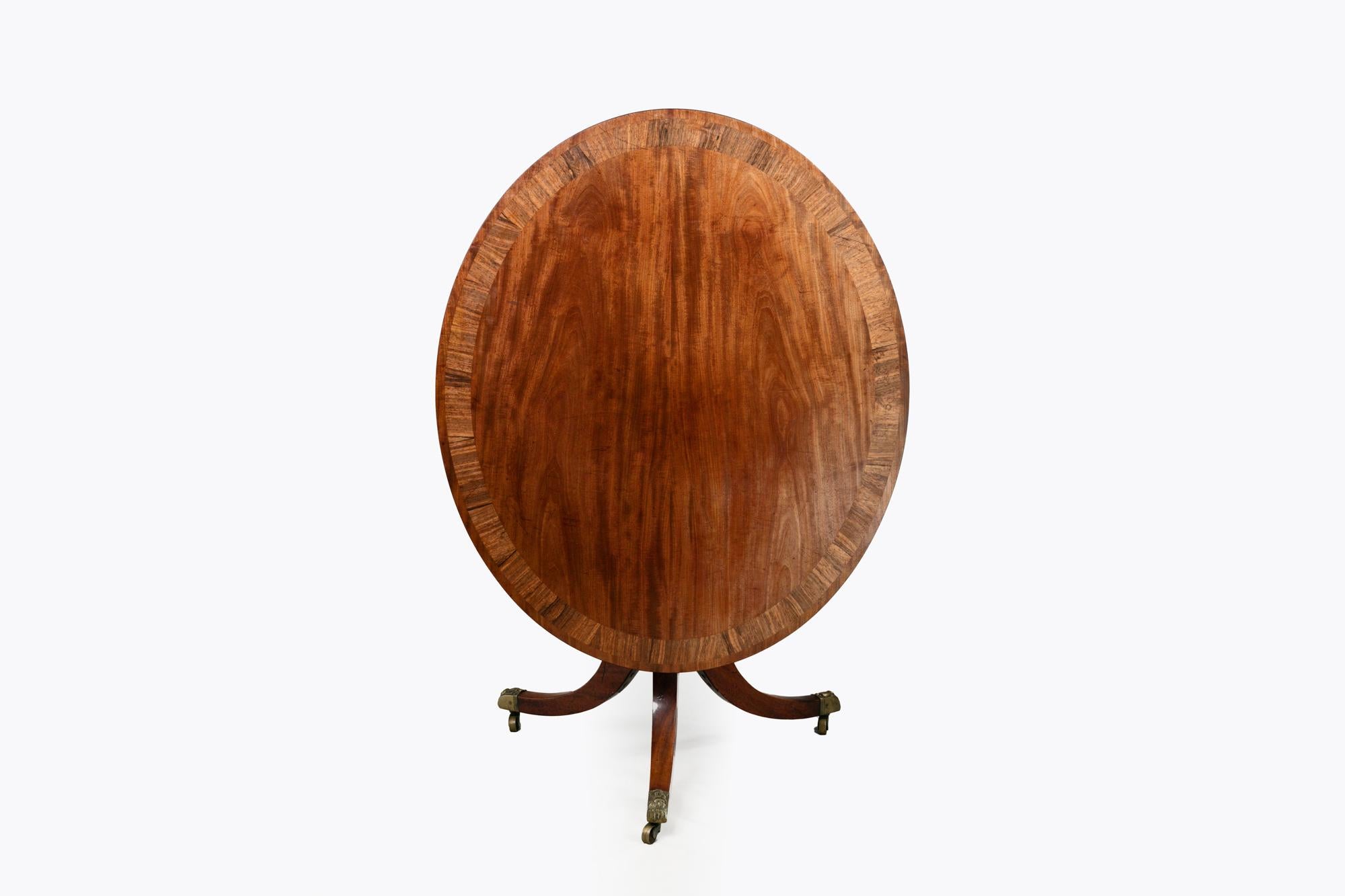 Européen Table à déjeuner ovale en acajou et palissandre du début du 19e siècle Up&Up en vente