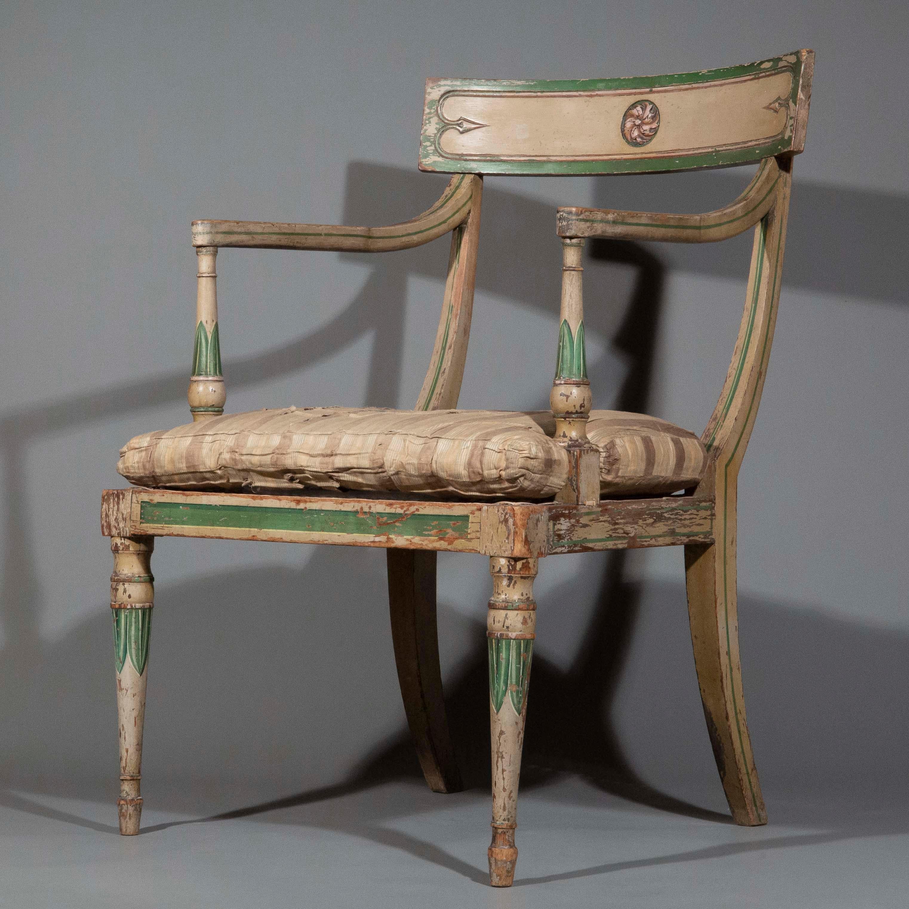 Rarísimo y elegante sillón pintado en crema y verde, de época de Jorge III, atribuible a la renombrada firma Gillows of Lancaster & London. Inglés, hacia 1805-10. Verdadera pieza de coleccionista y una rara oportunidad de poseer un ejemplo