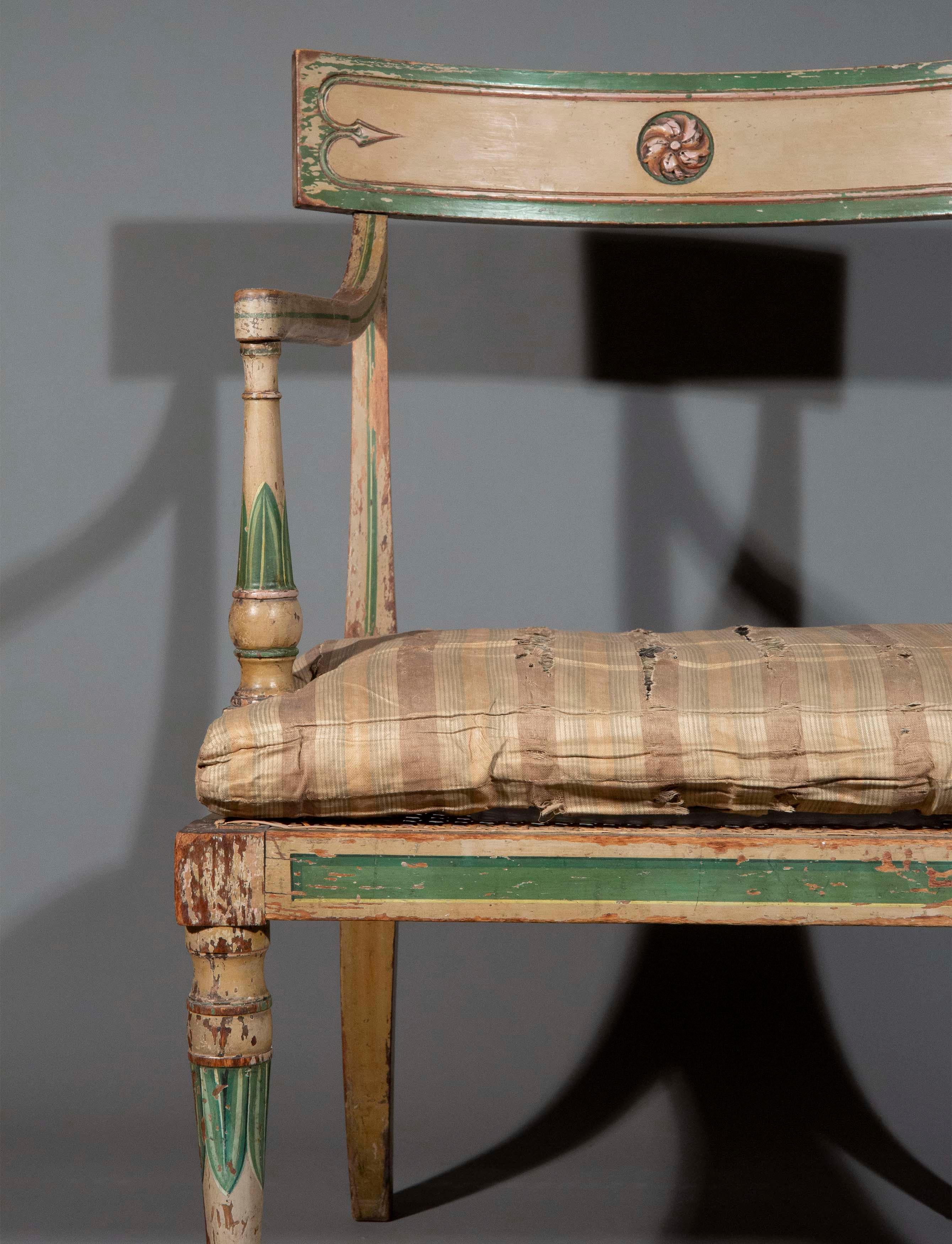 Raro sillón pintado del siglo XIX atribuido a Gillows Inglés en venta