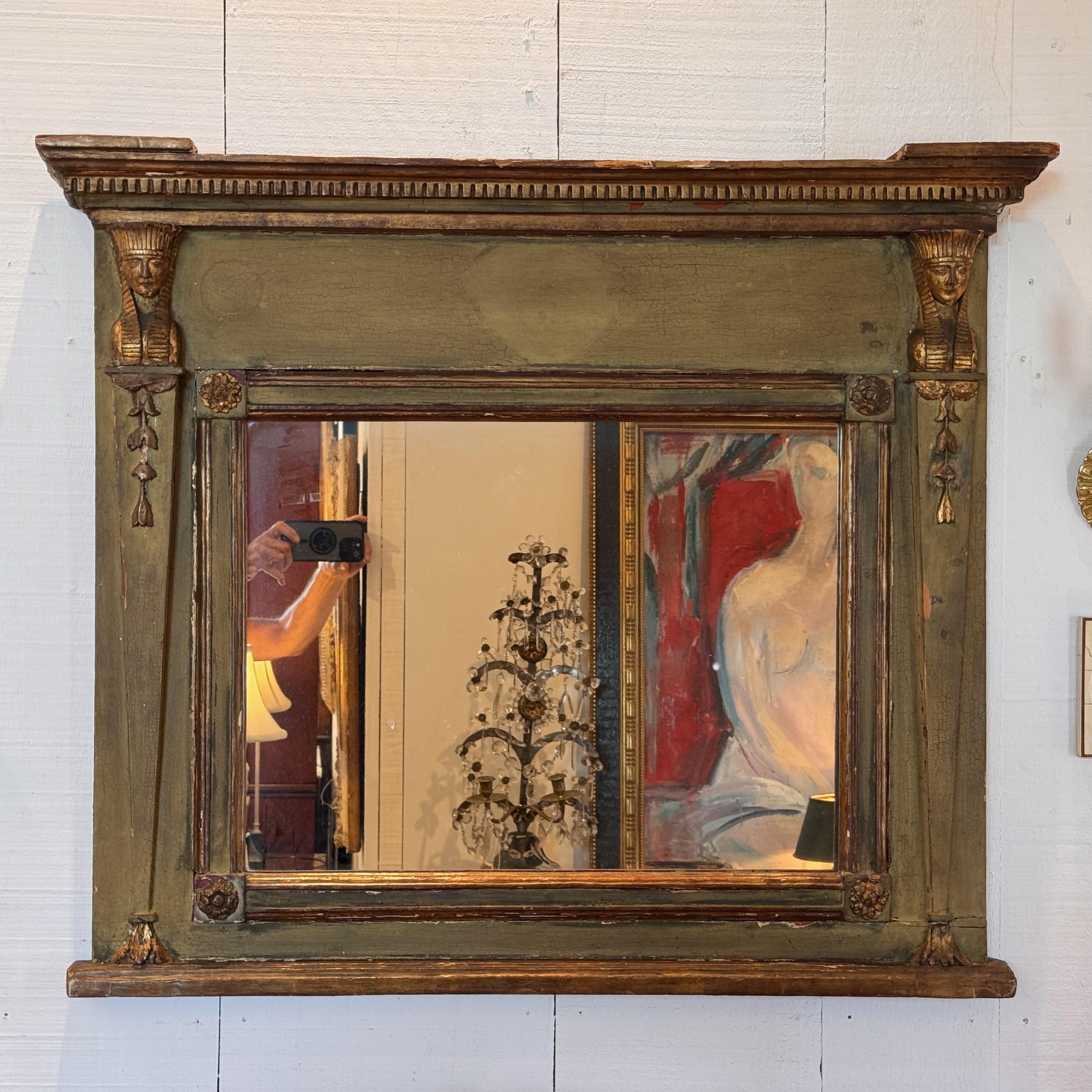 Un beau miroir peint de conception classique. Avec peinture verte et dorure.