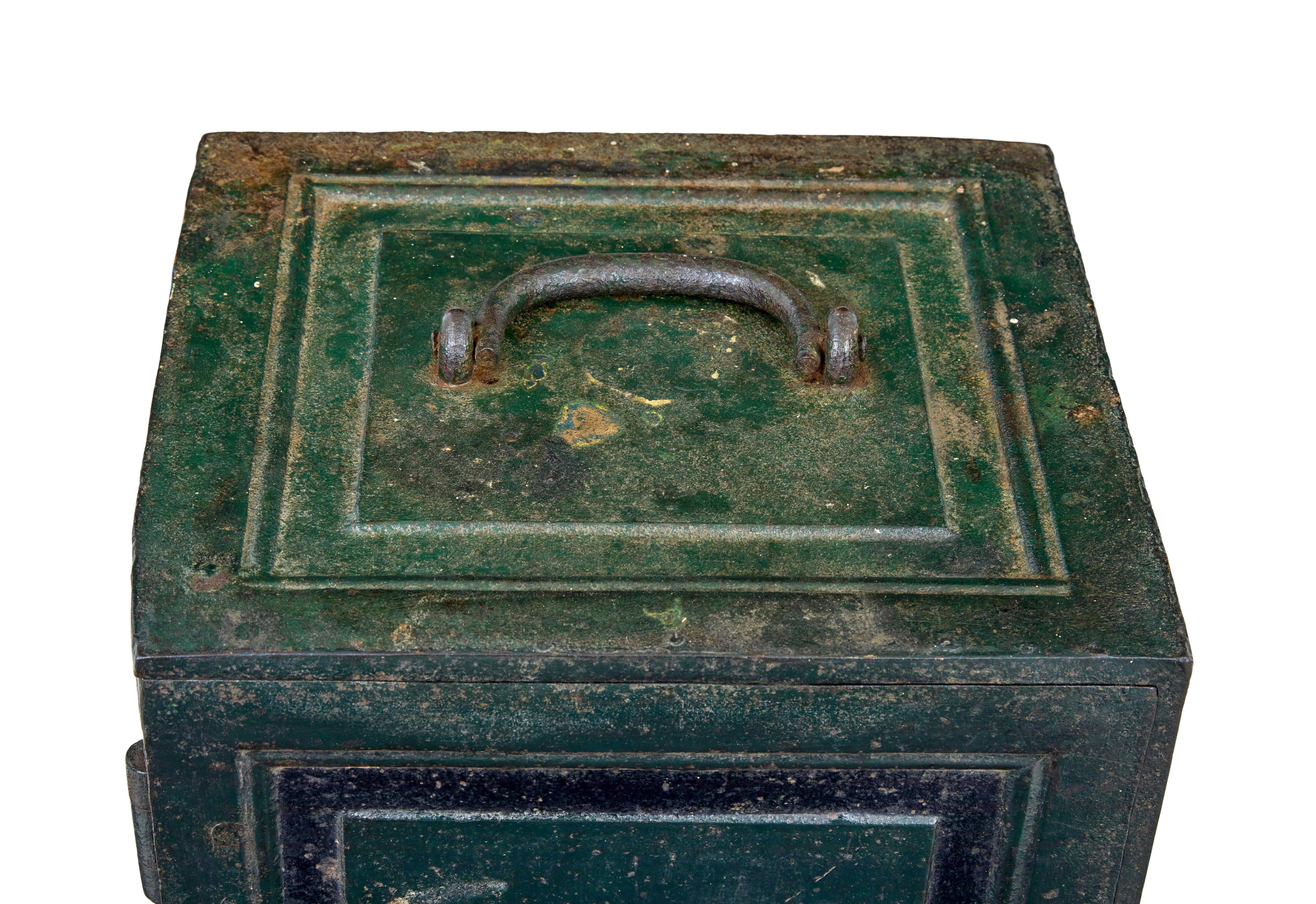 Cassaforte in ferro verniciato dell'inizio del XIX secolo, circa 1830.

Siamo lieti di offrire questa cassaforte in ghisa in condizioni quasi originali e ancora funzionante.

La chiave originale aziona ancora la serratura funzionante, la porta si