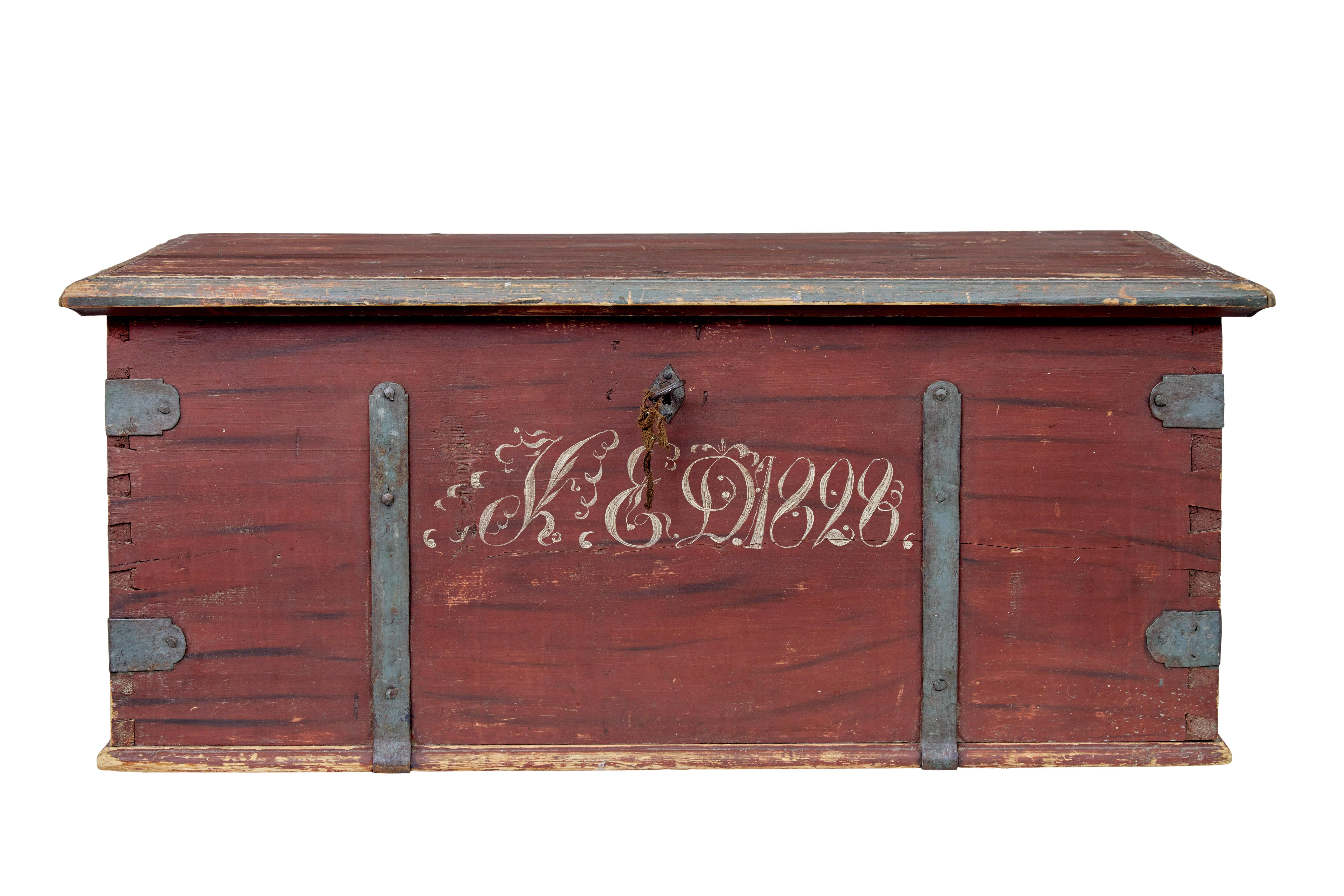 Folk Art Early 19th Century painted pine blanket box For Sale
