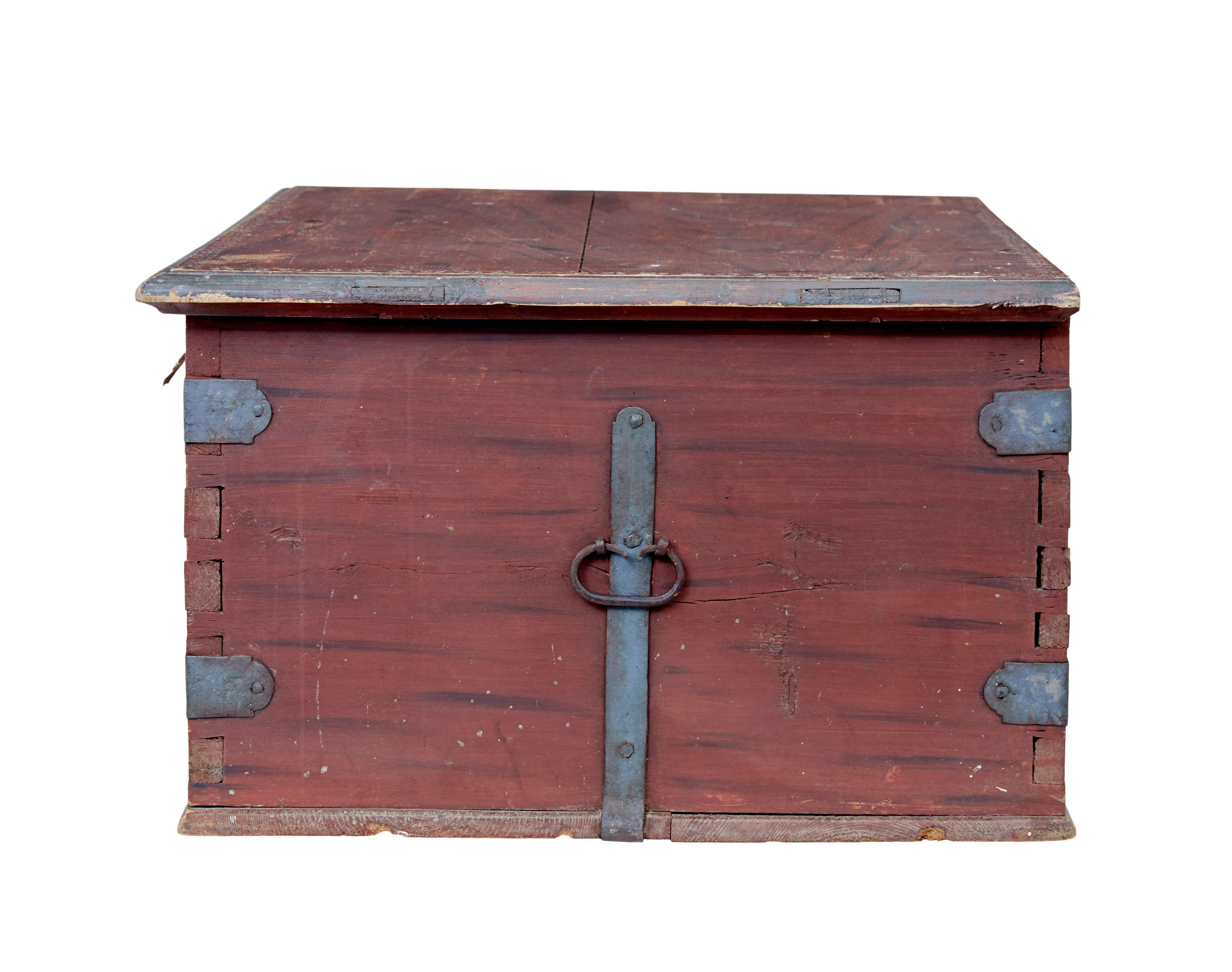 Swedish Early 19th Century painted pine blanket box For Sale