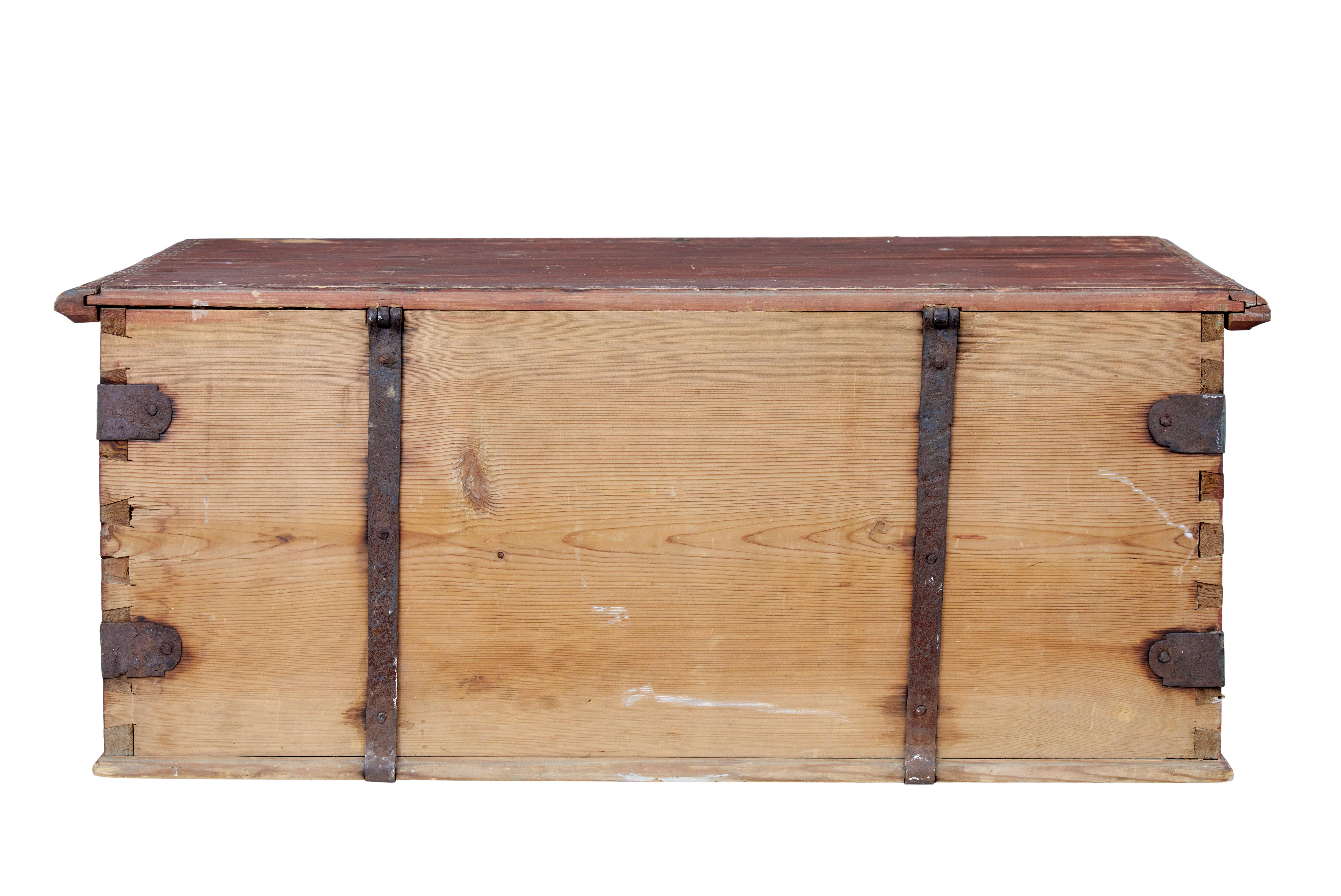 Hand-Crafted Early 19th Century painted pine blanket box For Sale