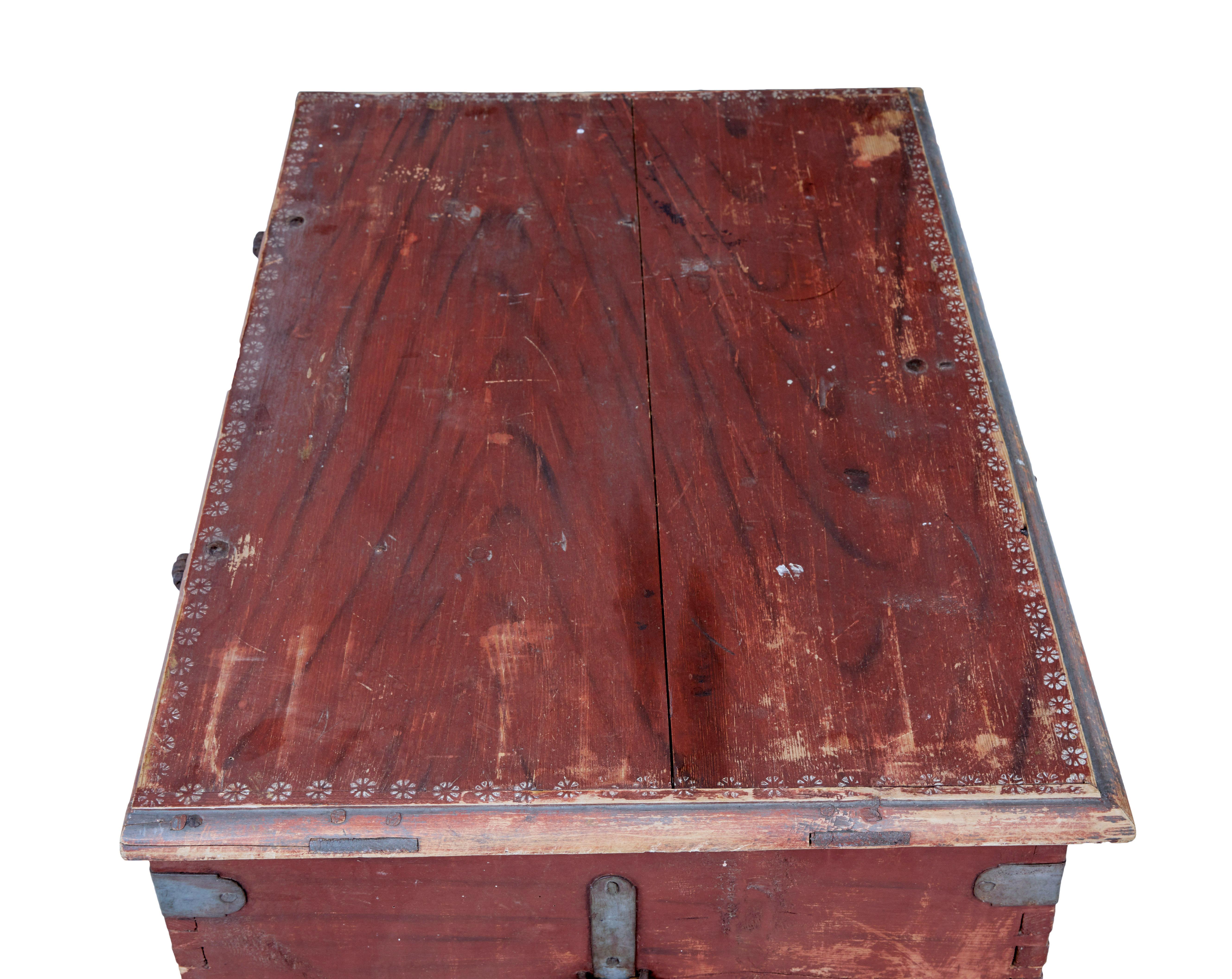Early 19th Century painted pine blanket box In Good Condition For Sale In Debenham, Suffolk