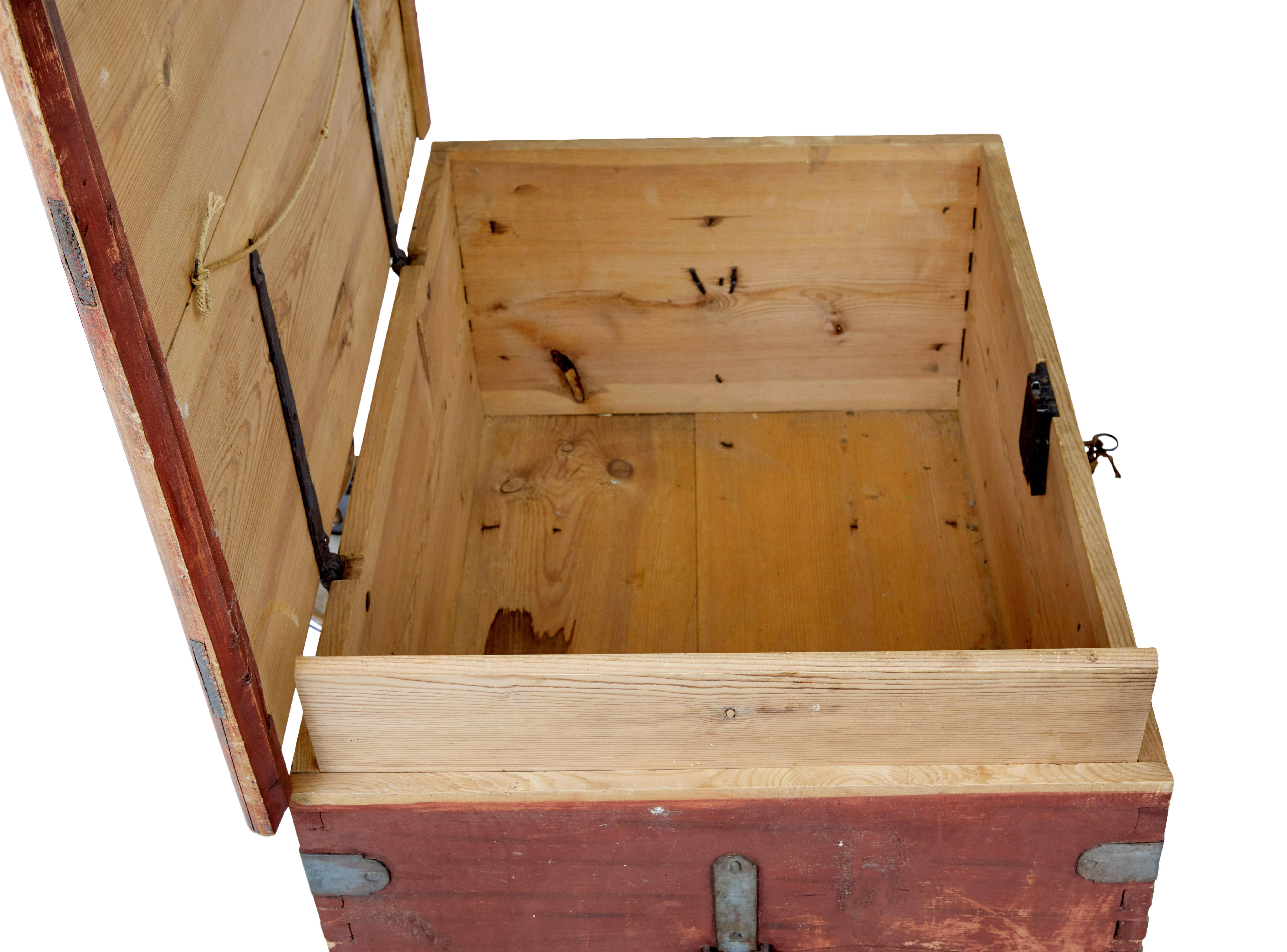 Pine Early 19th Century painted pine blanket box For Sale