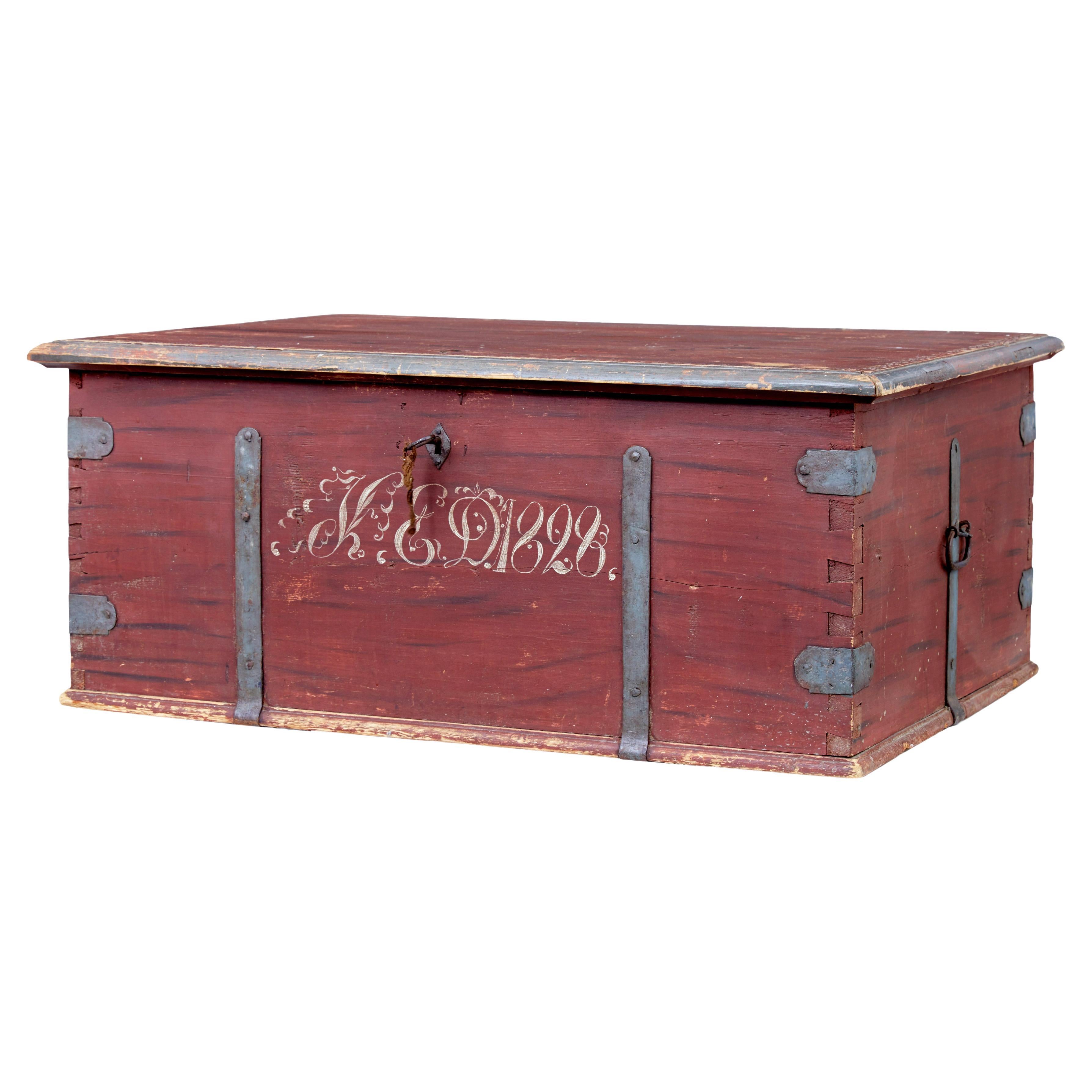 Early 19th Century painted pine blanket box For Sale