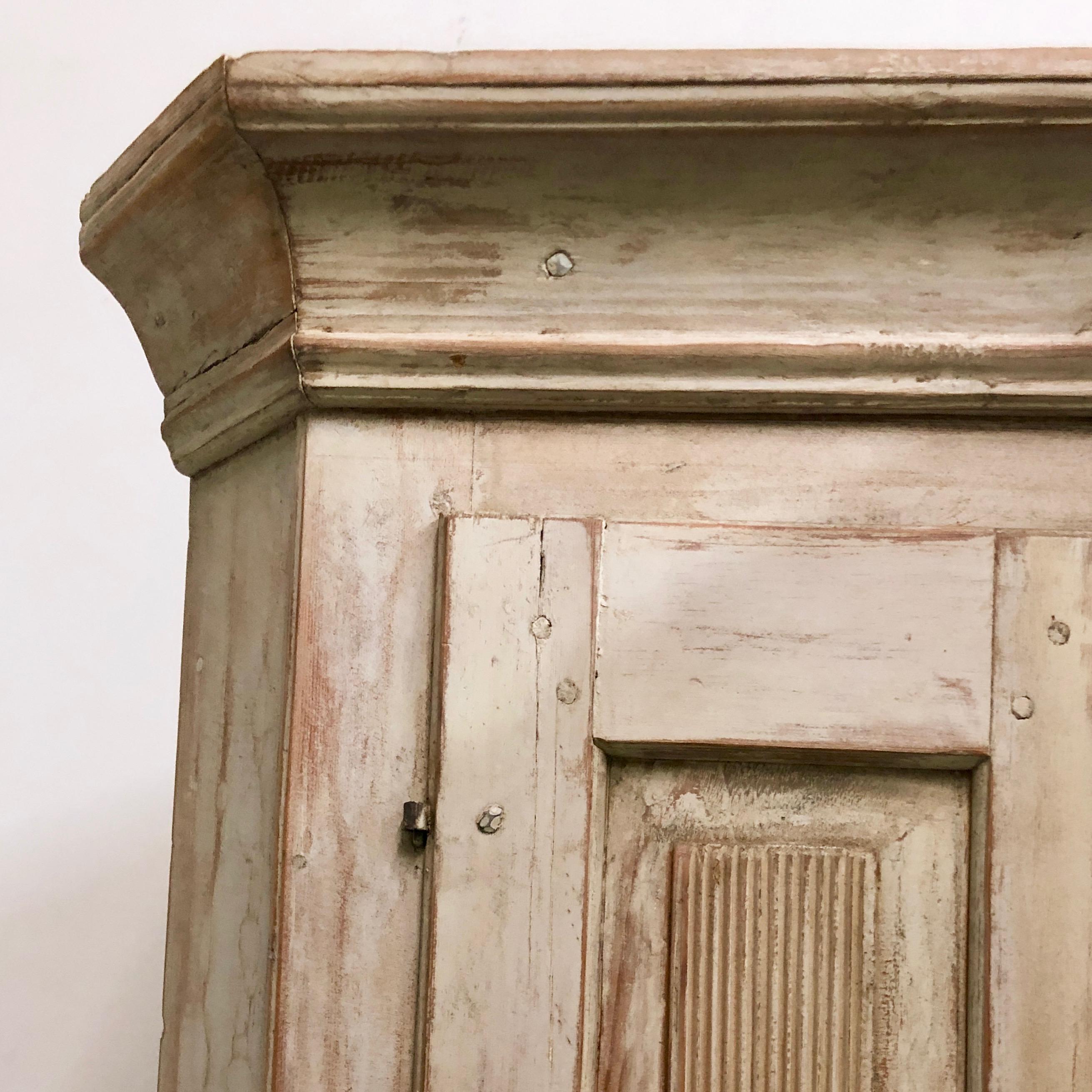 Early 19th Century Painted Swedish Corner Cabinet In Good Condition In Charleston, SC