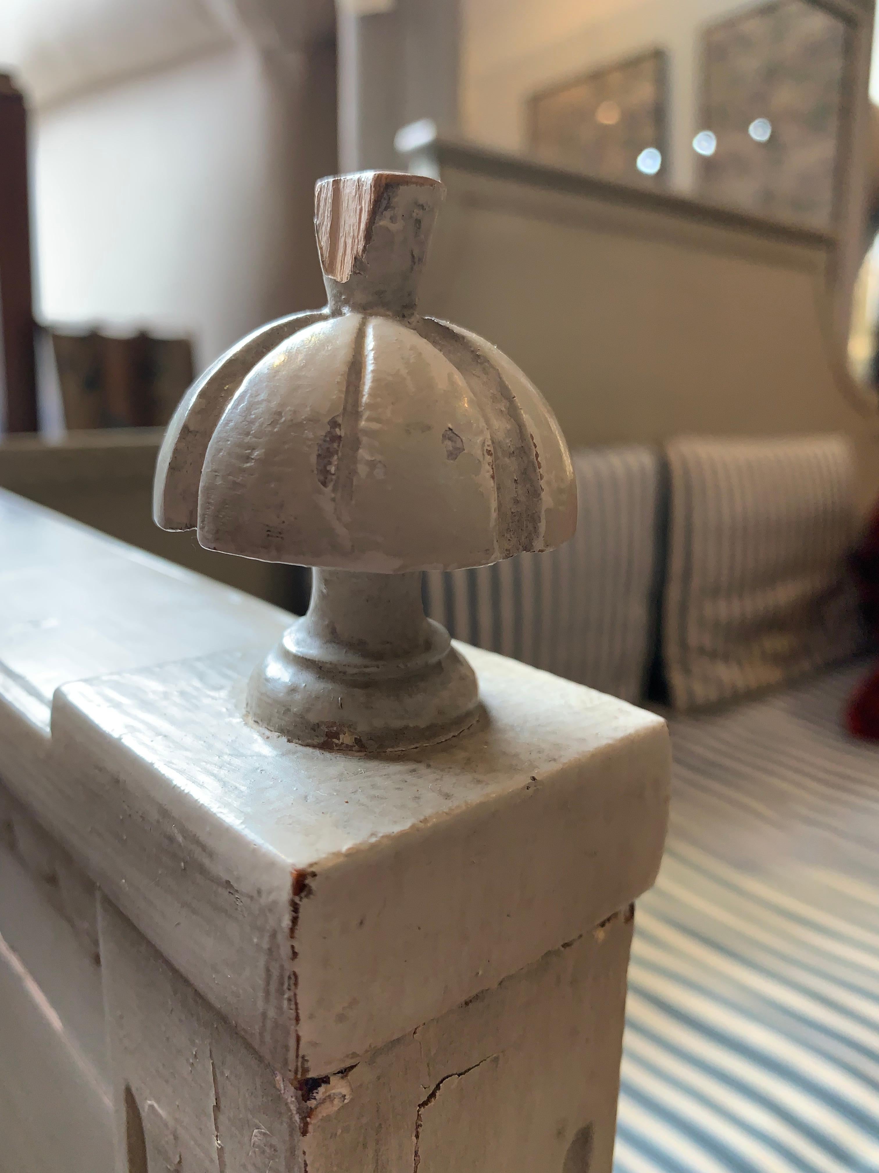 Early 19th century painted Swedish Gustavian sofa For Sale 4