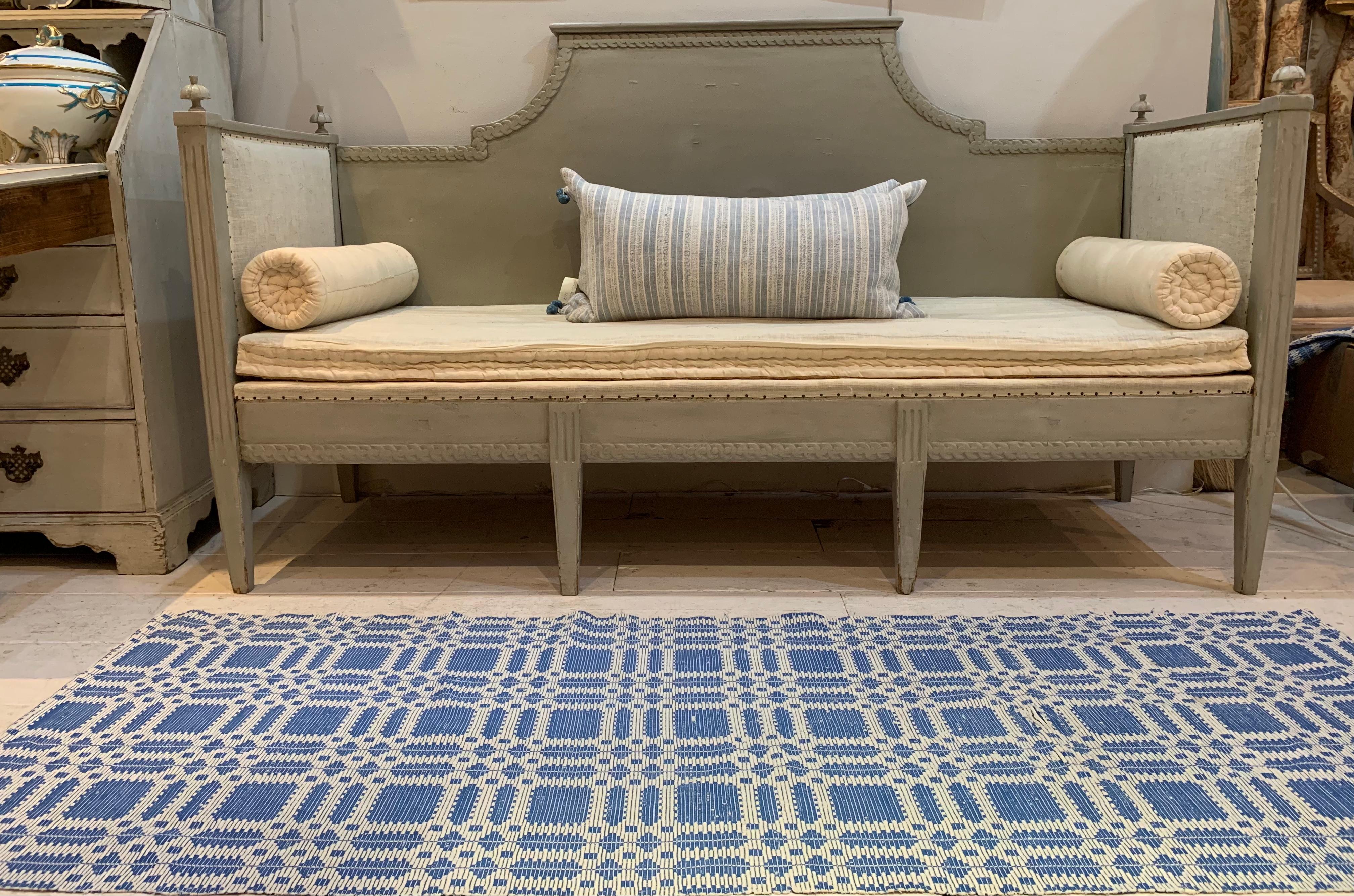 Canapé suédois gustavien peint du début du 19e siècle en vente 2