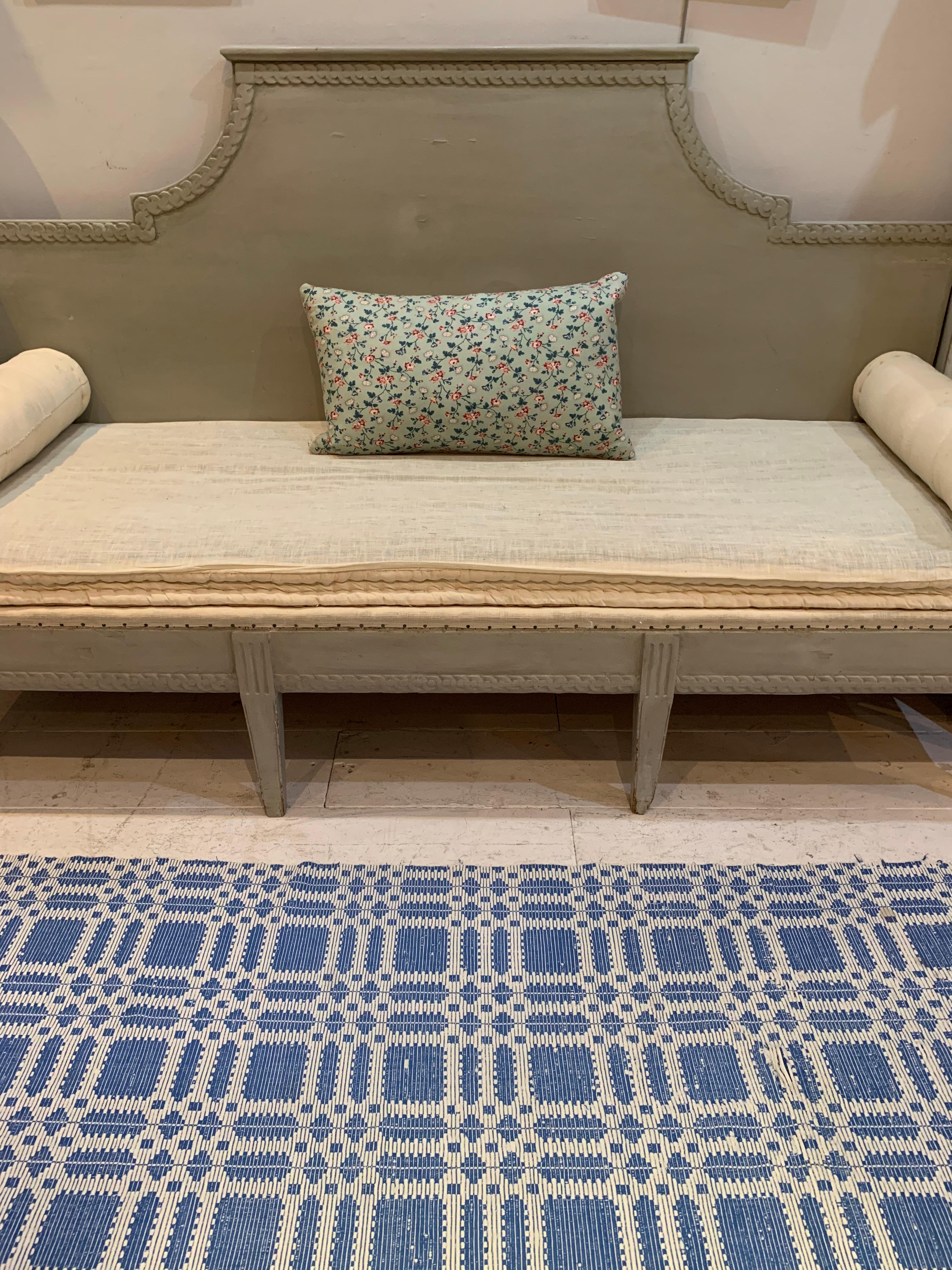 Canapé suédois gustavien peint du début du 19e siècle en vente 3