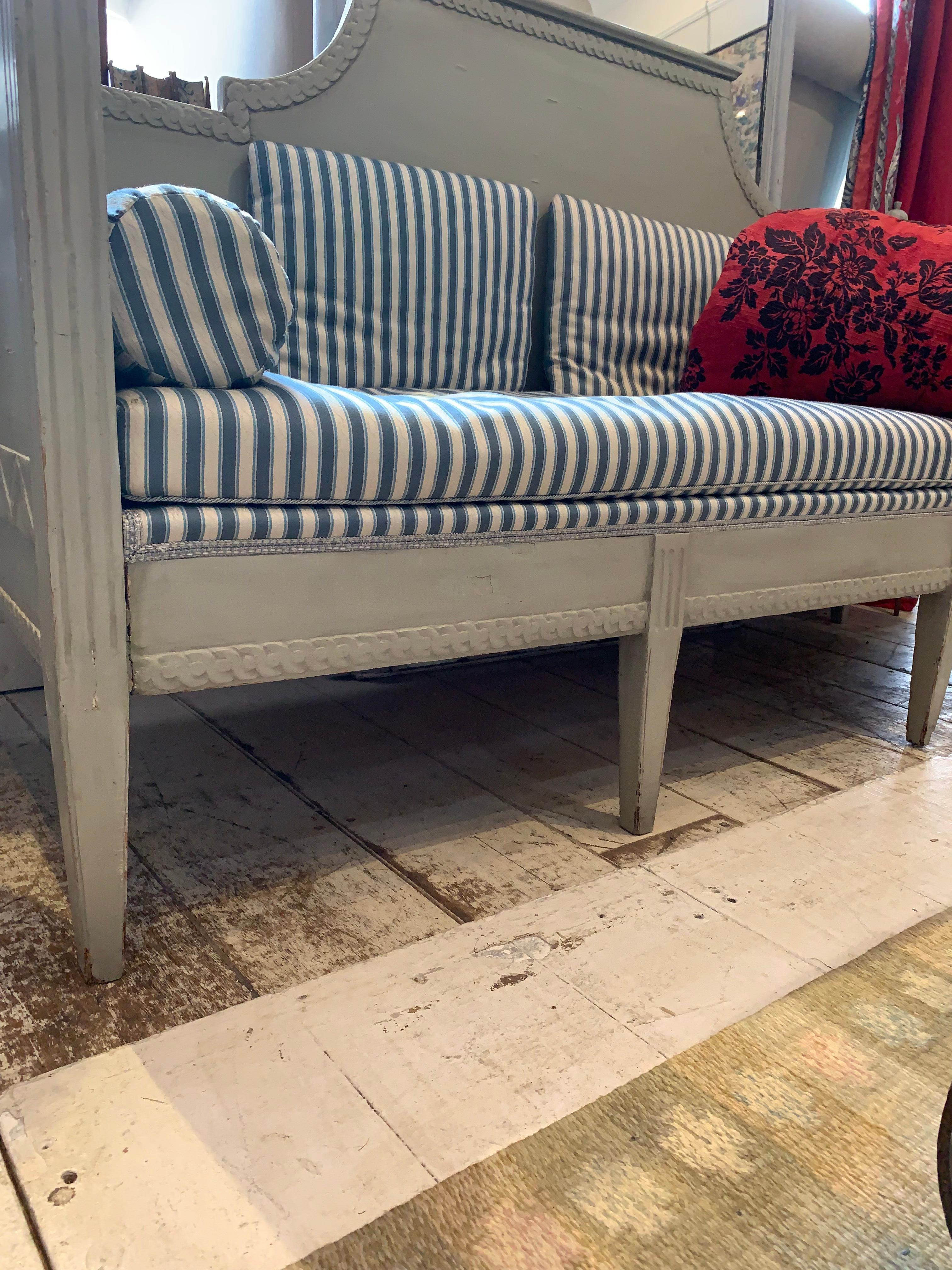 Early 19th century painted Swedish Gustavian sofa For Sale 6