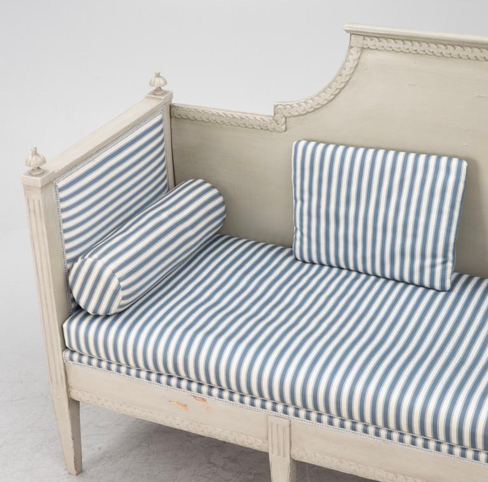 Painted Early 19th century painted Swedish Gustavian sofa For Sale