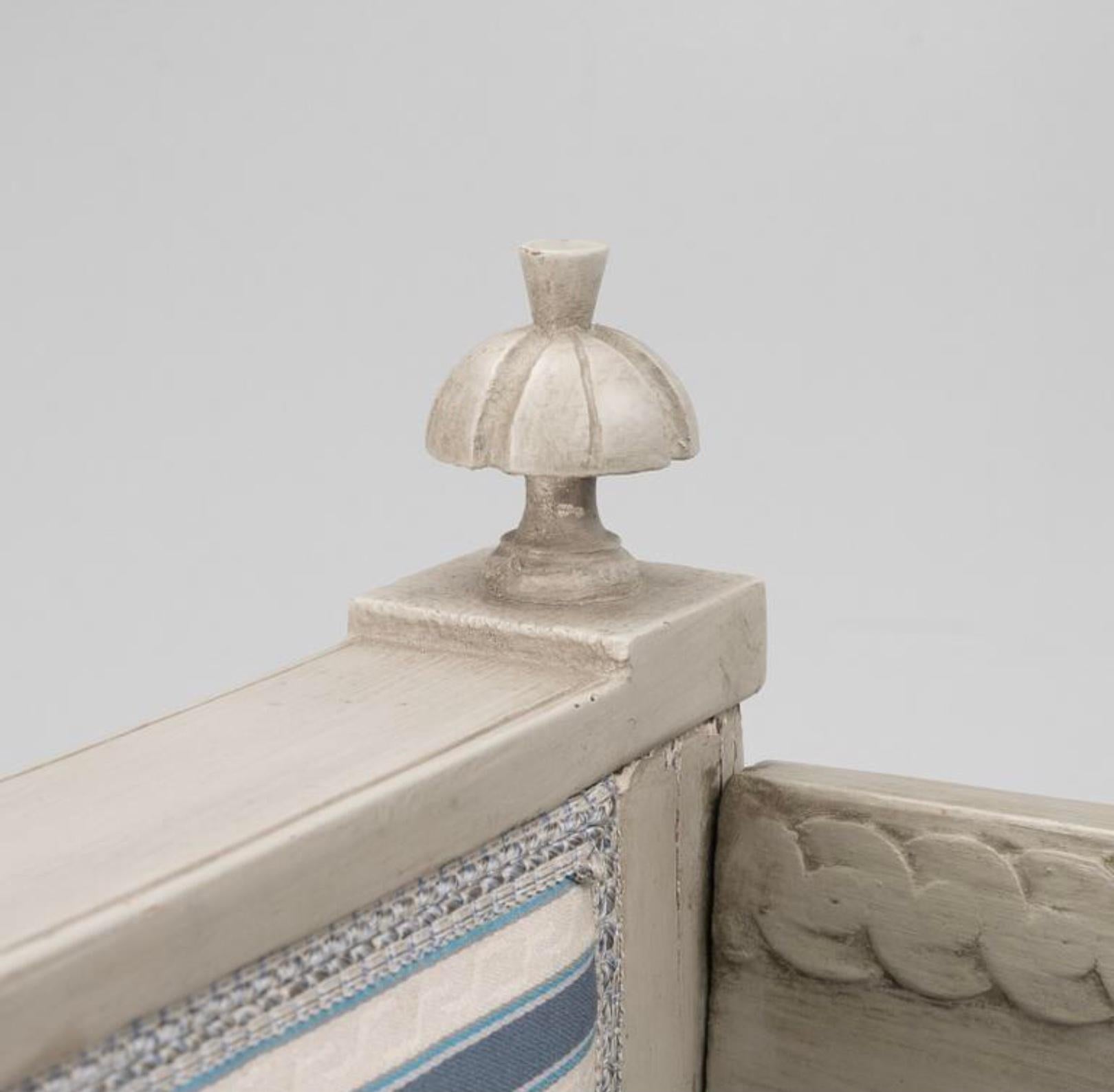 Early 19th century painted Swedish Gustavian sofa In Good Condition For Sale In London, GB