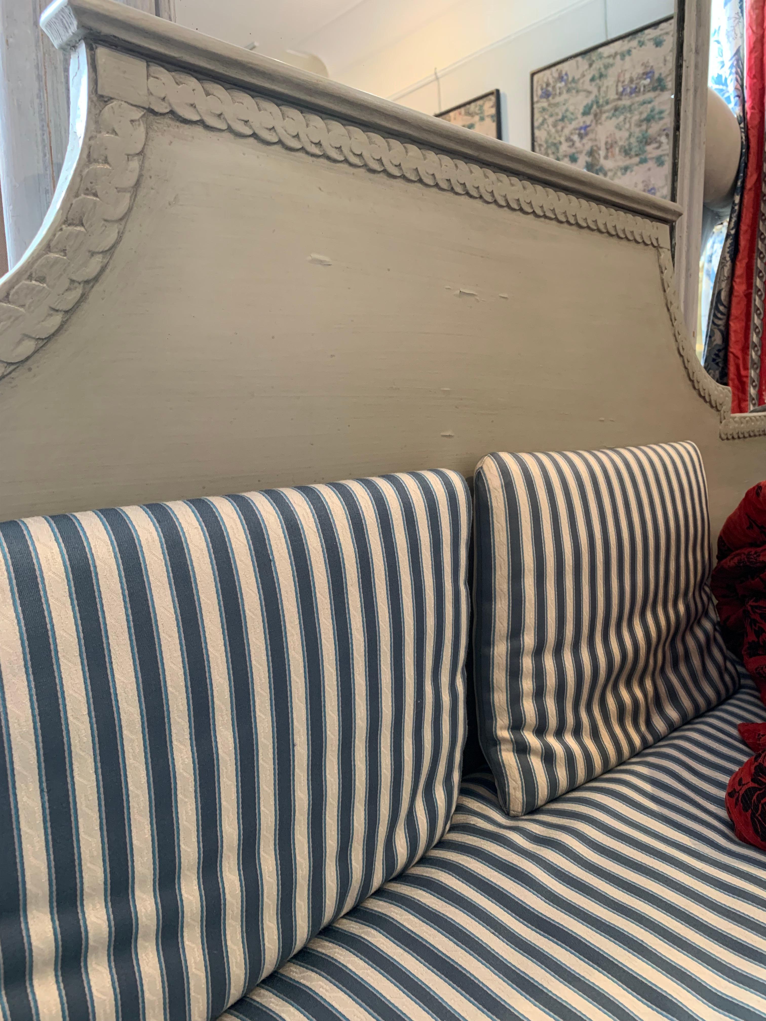 Early 19th century painted Swedish Gustavian sofa For Sale 1