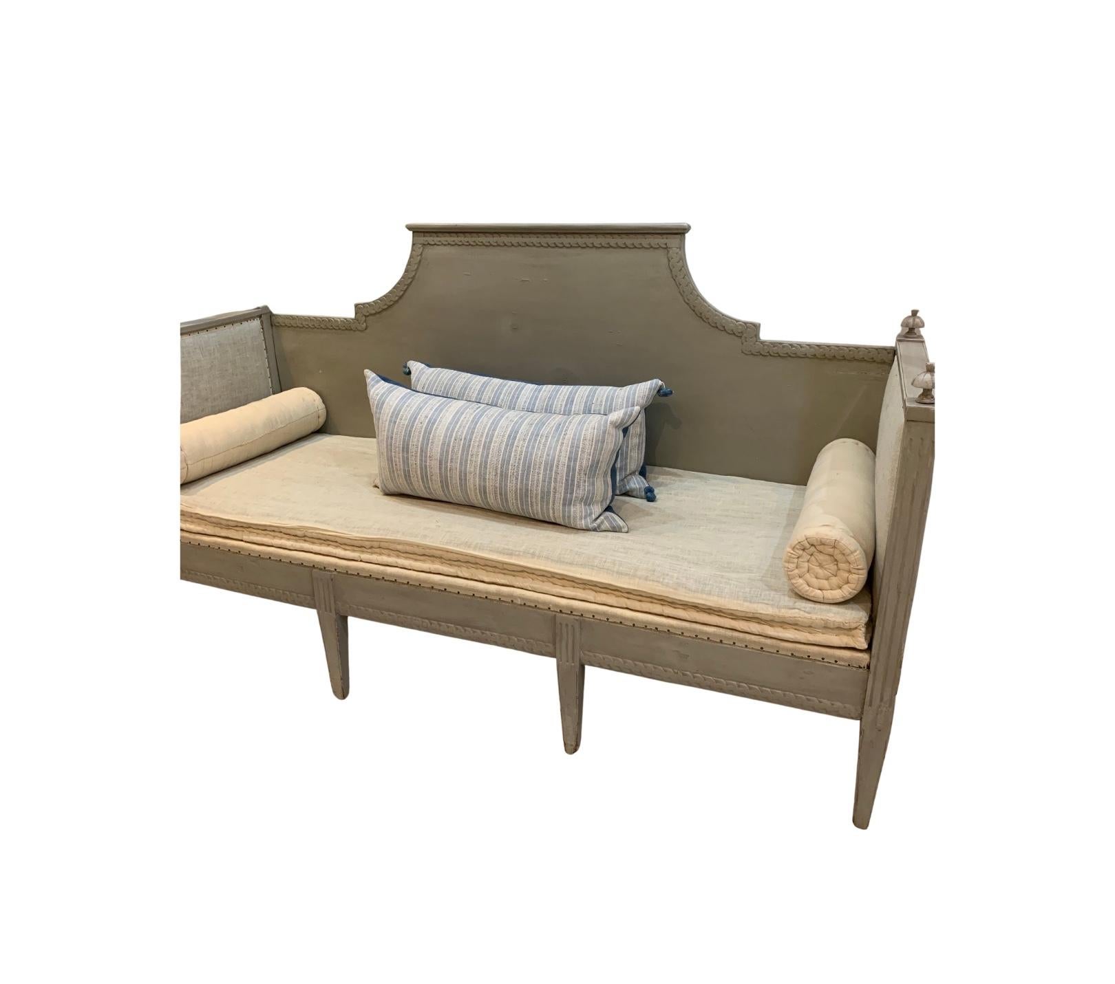 Canapé suédois gustavien peint du début du 19e siècle Bon état - En vente à London, GB