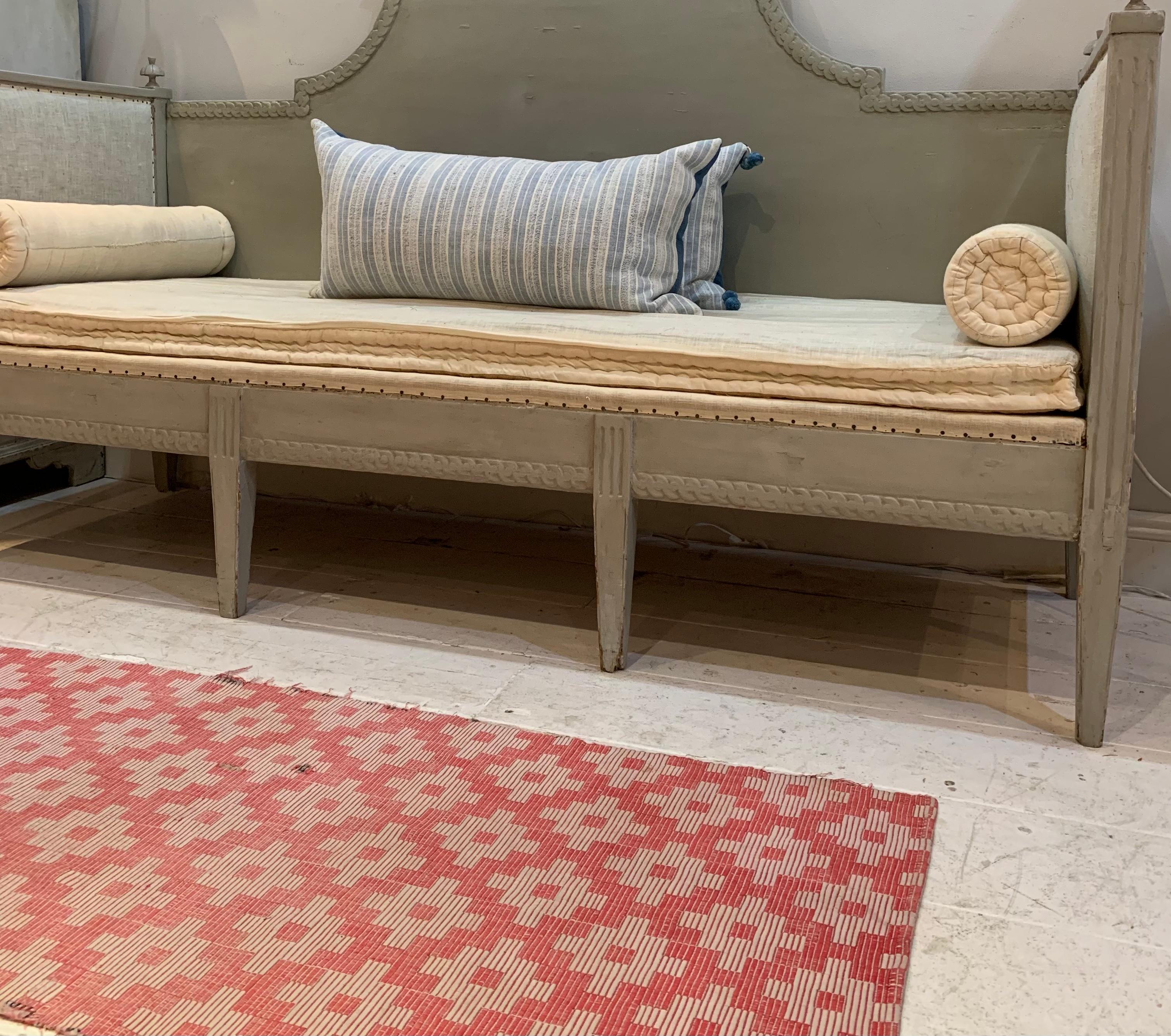 Canapé suédois gustavien peint du début du 19e siècle en vente 1