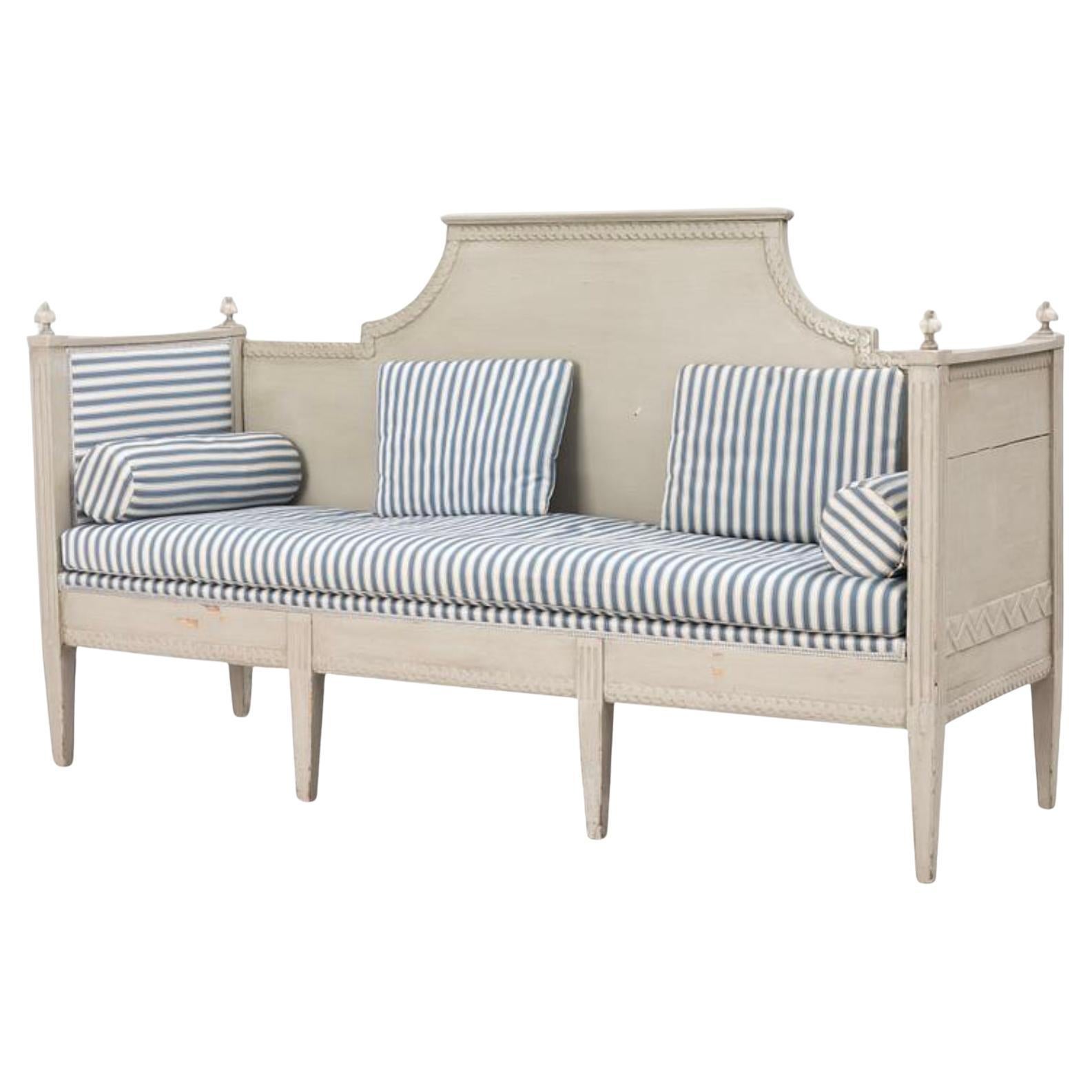 Early 19th century painted Swedish Gustavian sofa For Sale