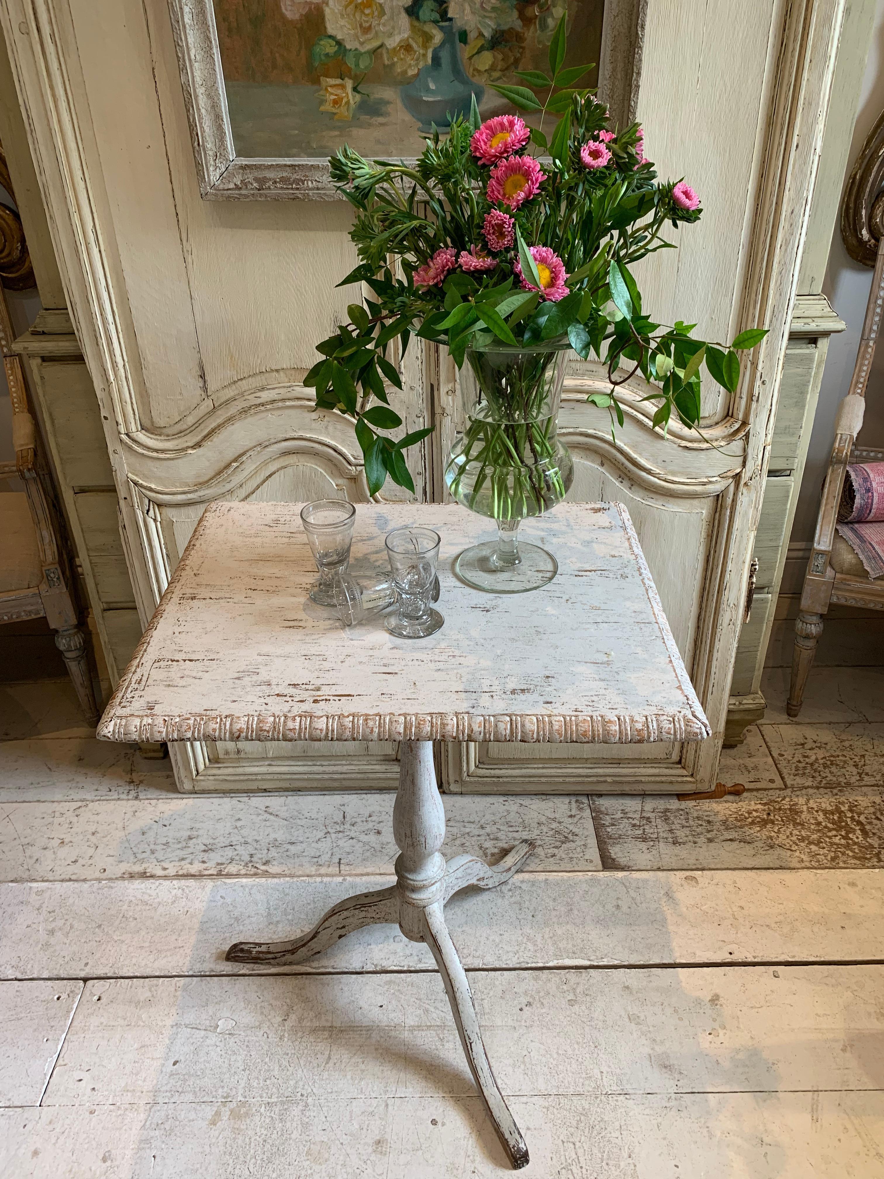 Early  19th century painted Swedish tilt top table on tripod base For Sale 3
