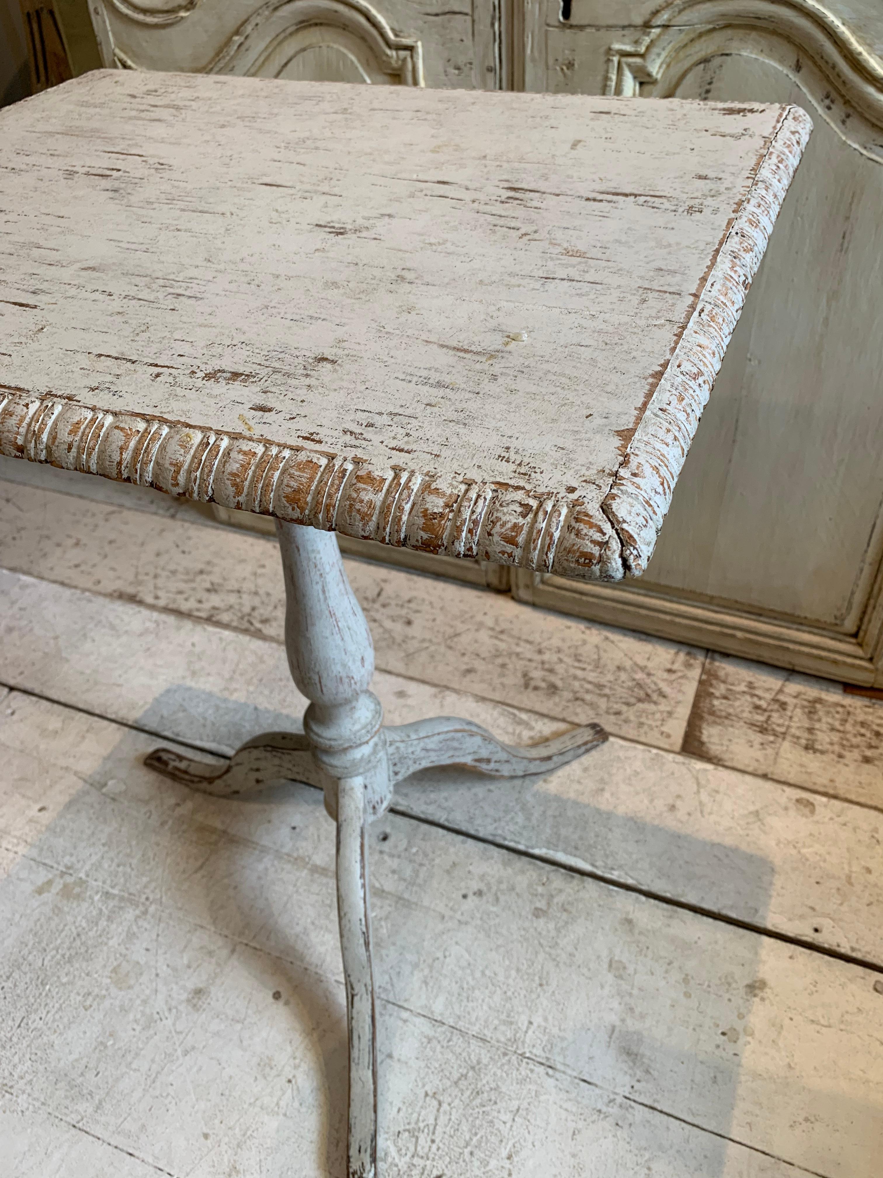 Early  19th century painted Swedish tilt top table on tripod base In Good Condition For Sale In London, GB