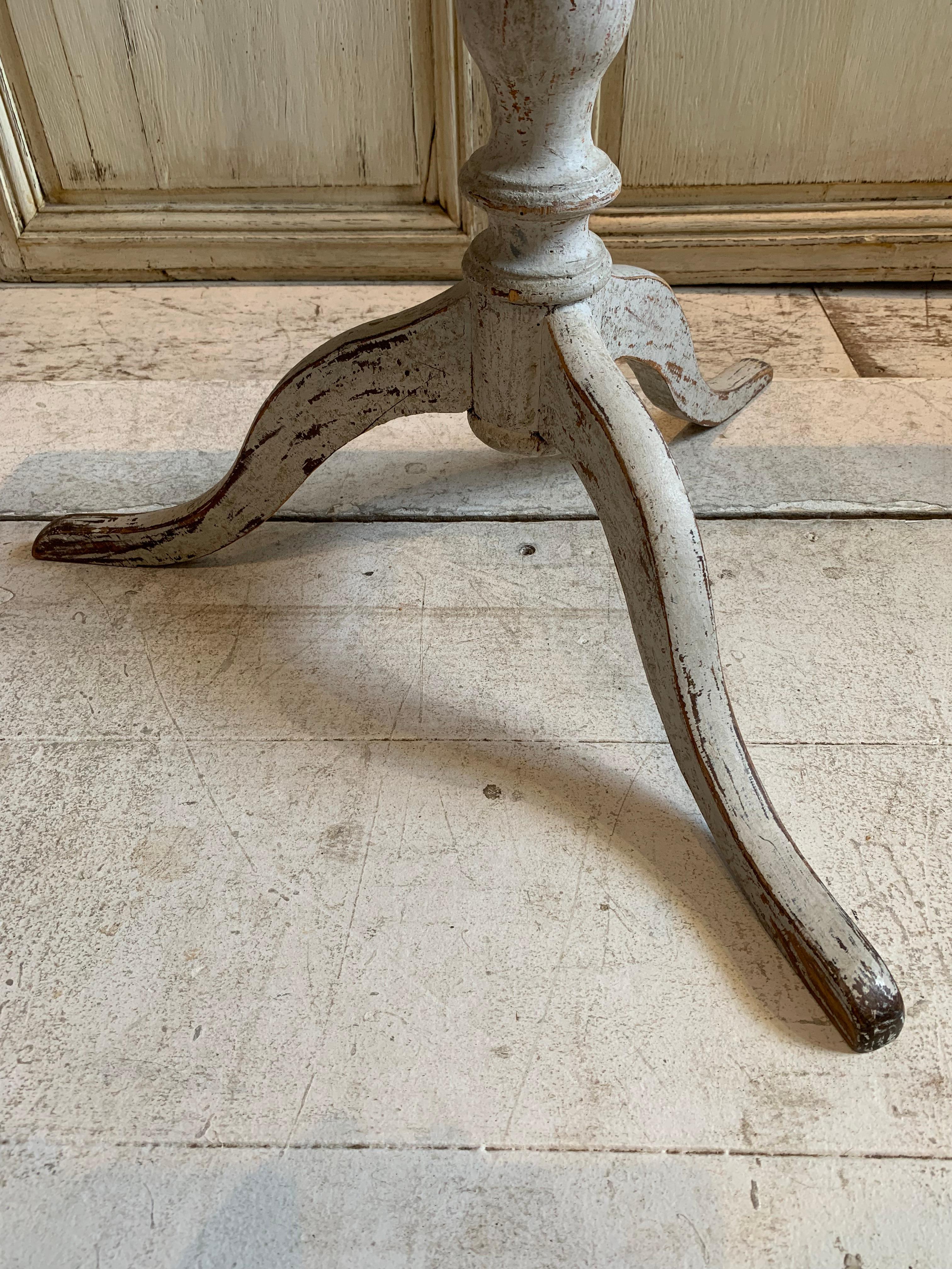 Early  19th century painted Swedish tilt top table on tripod base For Sale 2