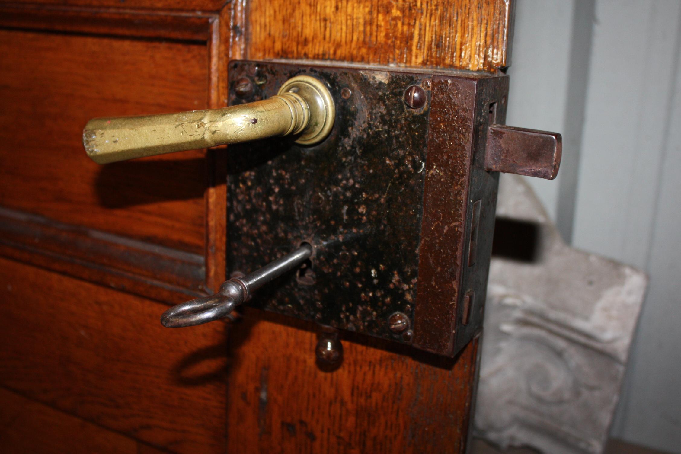 Early 19th Century Pair of French Exterior Doors For Sale 5