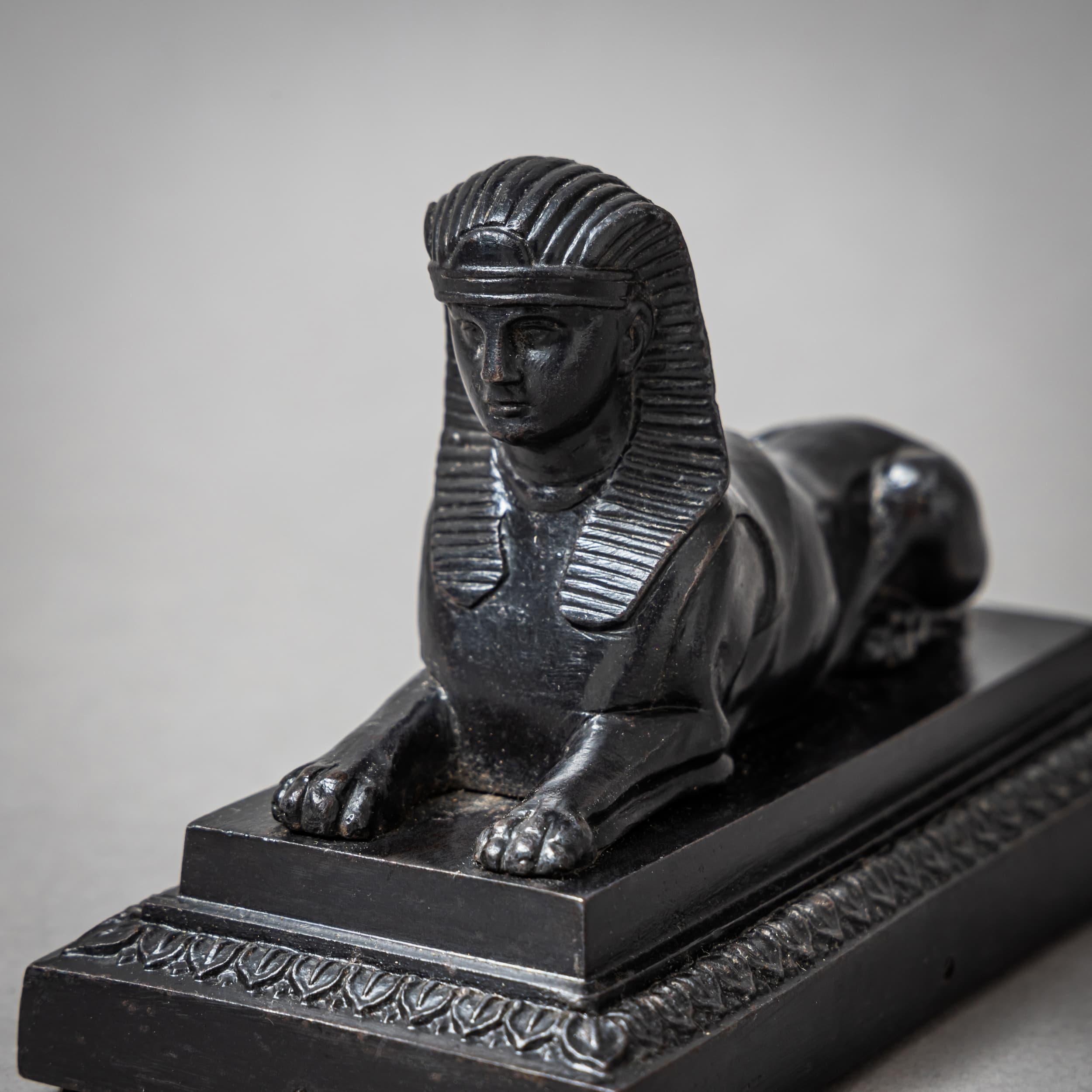 Rare paire de presse-papiers néoclassiques en fer berlinois, datant du début du 19e siècle. Chaque sphinx finement détaillé est monté sur un socle rectangulaire.