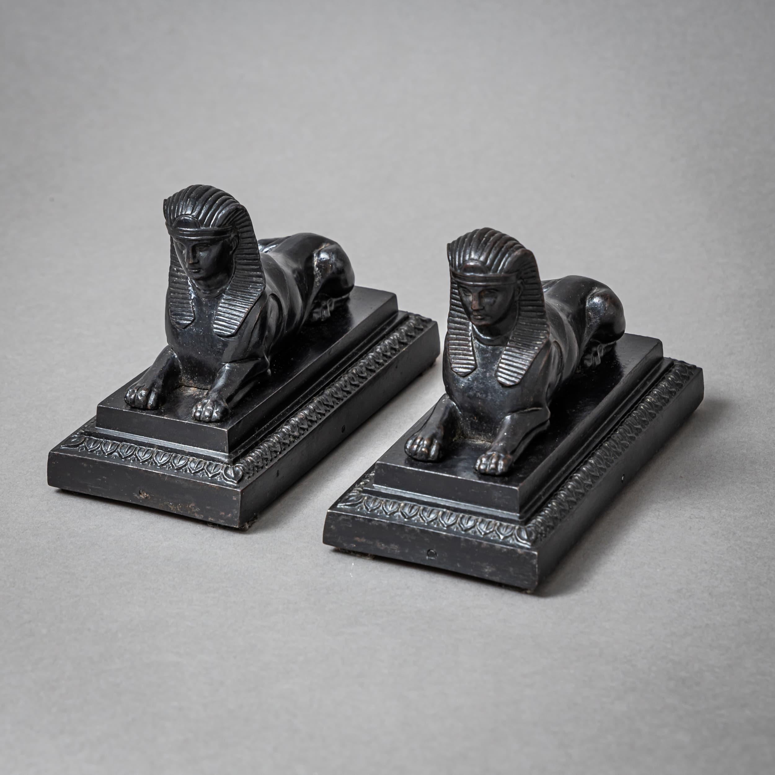 Allemand Paire de sphinx en fer de Berlin du début du 19e siècle en vente