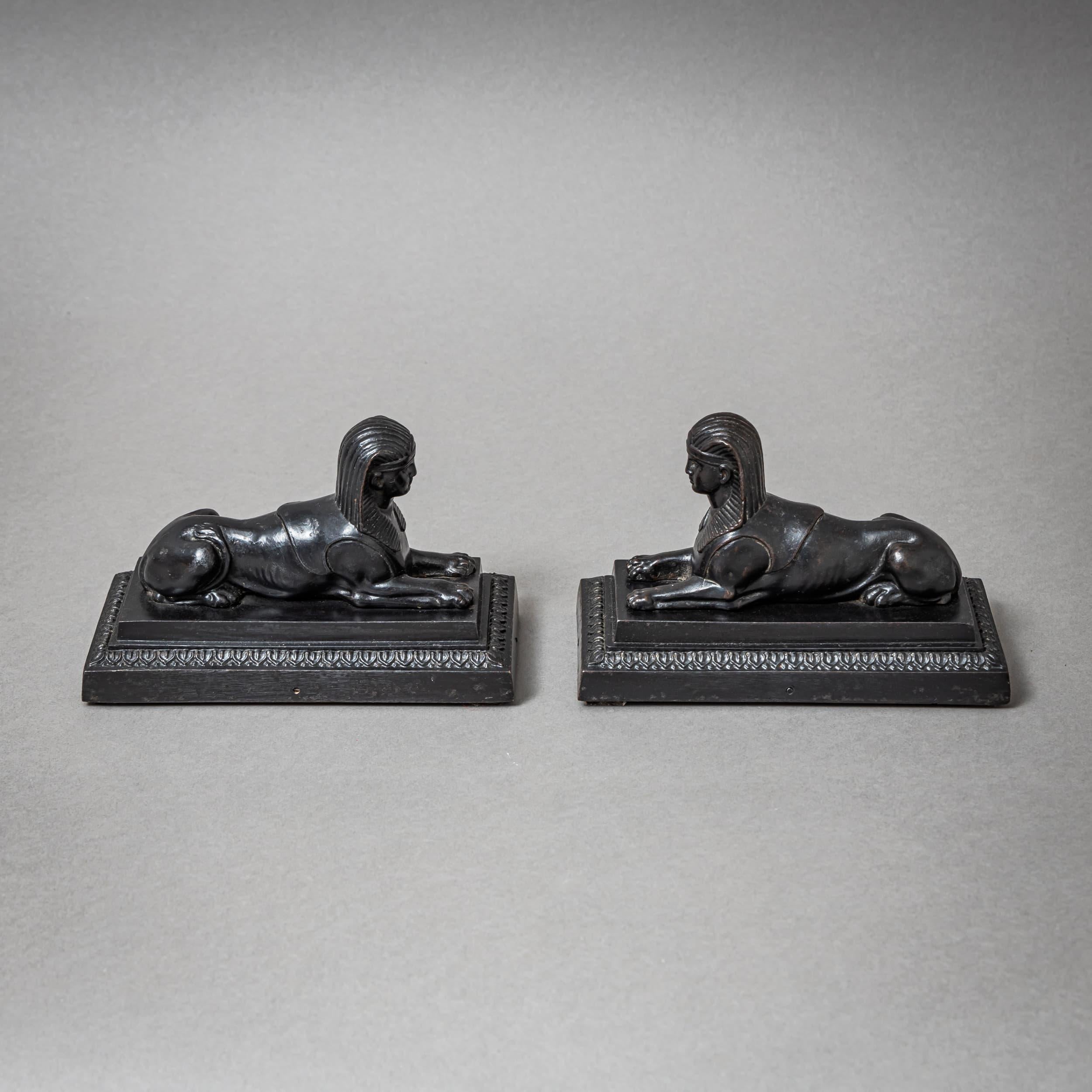 Paire de sphinx en fer de Berlin du début du 19e siècle Bon état - En vente à New York, NY