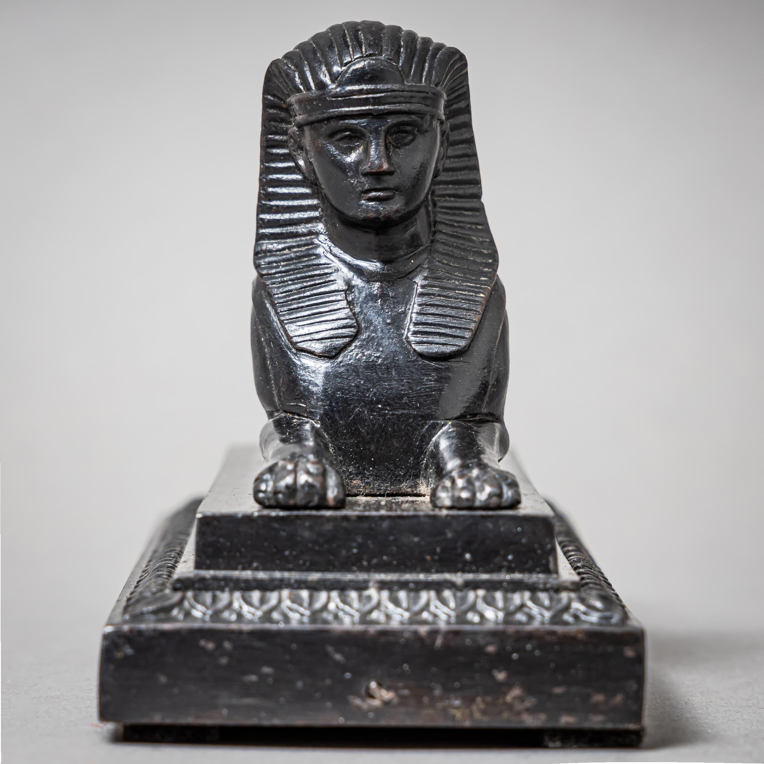Acier de Berlin Paire de sphinx en fer de Berlin du début du 19e siècle en vente