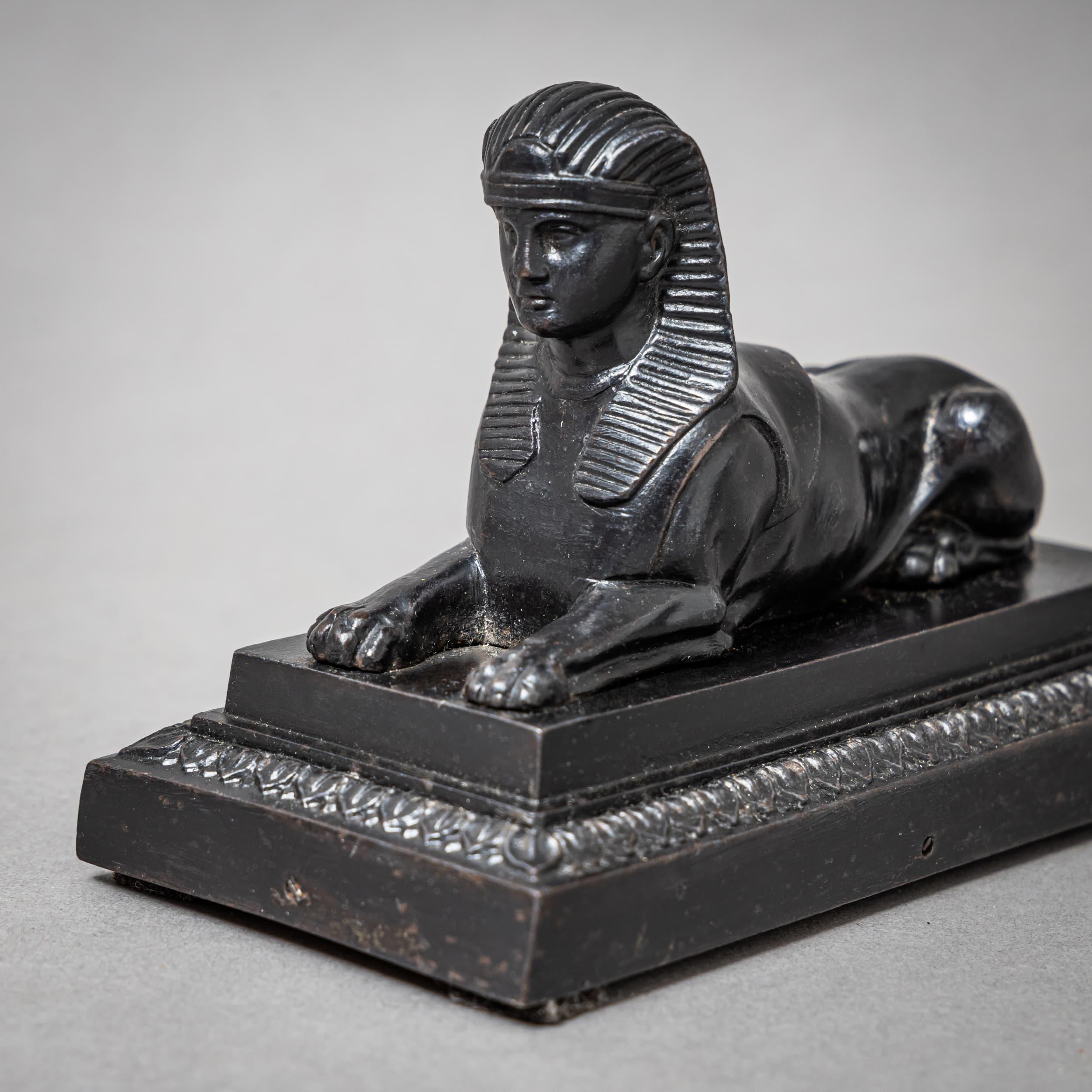 Paire de sphinx en fer de Berlin du début du 19e siècle en vente 1
