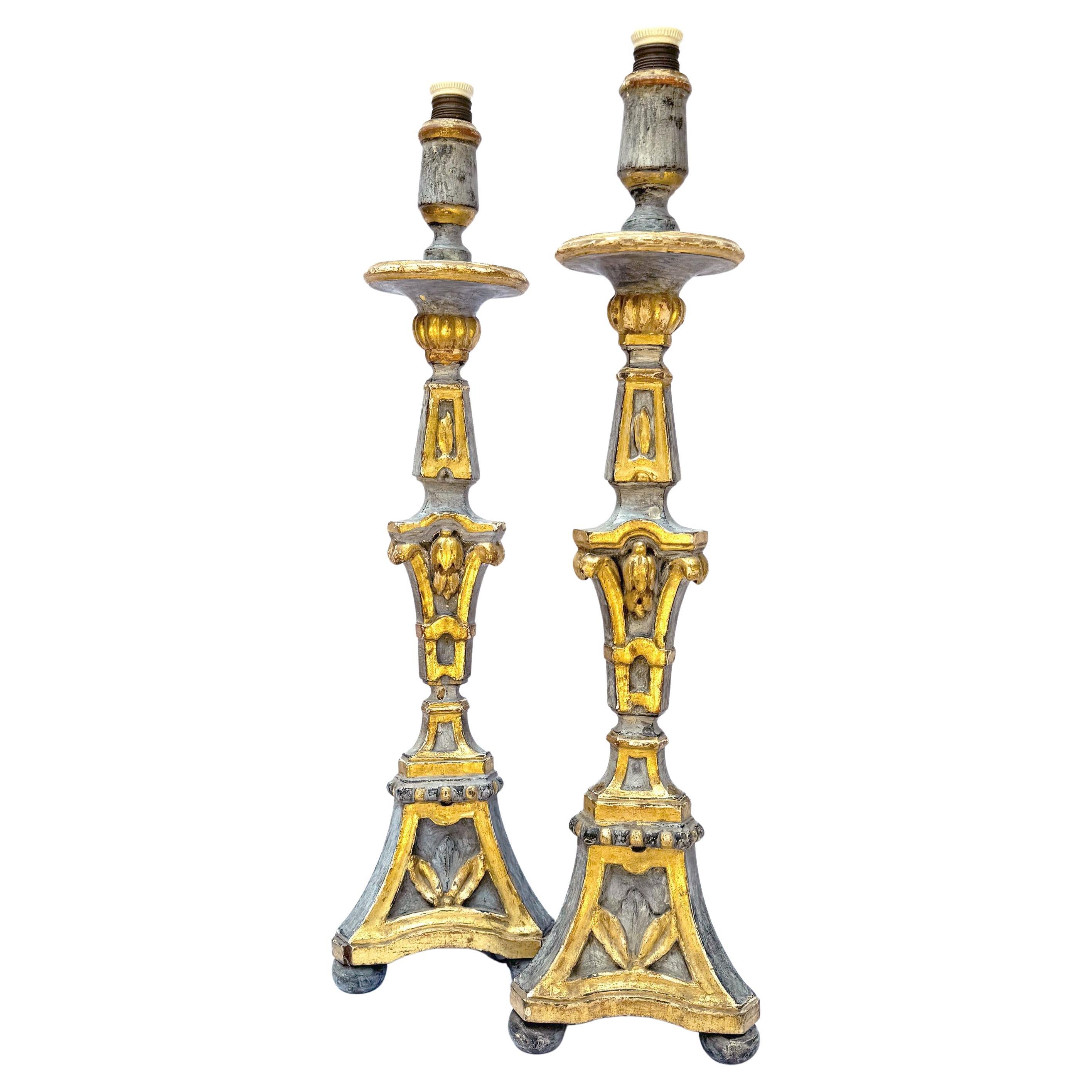 Un exquisito par de antiguos candelabros de principios del siglo XIX, transformados expertamente en lámparas de mesa a mediados del siglo XX. Estas piezas únicas combinan el encanto de su época original con una adaptación de mediados de siglo