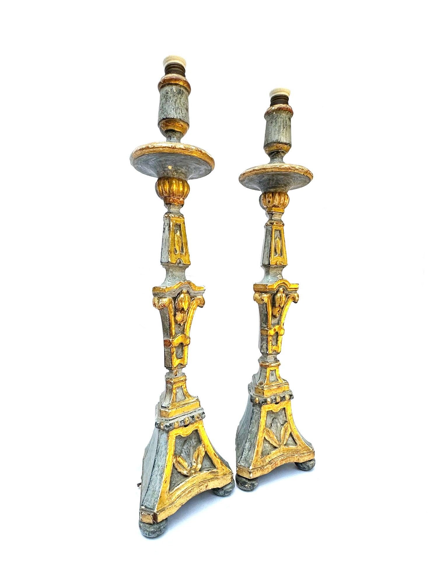 Pareja de candelabros de principios del siglo XIX convertidos en lámparas de mesa Madera en venta